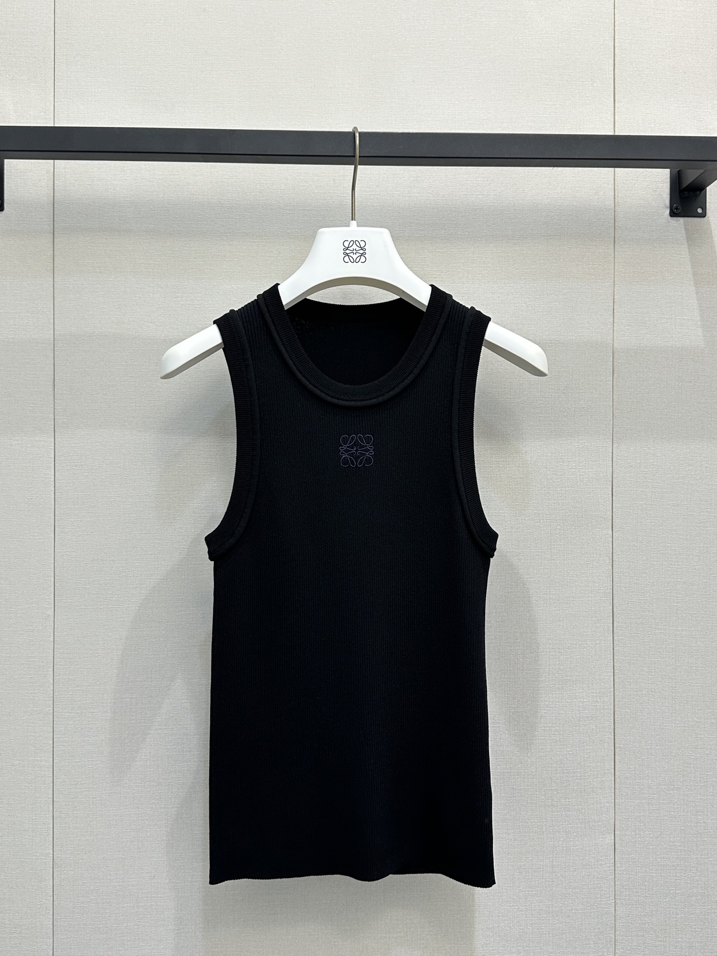 NO:708482,LOEW*2026SS Early Spring New Product Series // Knitted sleeveless vest customized viscose fabric, soft and elastic to the touch, close-fitting but not tight, classic logo embroidered pattern design on the chest, classic sleeveless round neck design, neat tailoring can modify the shoulder and neck lines, simple and versatile, can be worn inside or on its own. 3 colors SML real shot, loewe,19860909LOEW*2026SS 早春新品系列//针织无袖背心定制黏胶面料,触感柔软且富有弹性,贴身不紧绷,胸前经典logo刺绣图案设计,经典的无袖圆领设计,利落剪裁能修饰肩颈线条,简约又百搭,可内搭也可单穿.3色 SML大货实拍,,loewe,,Women's clothing