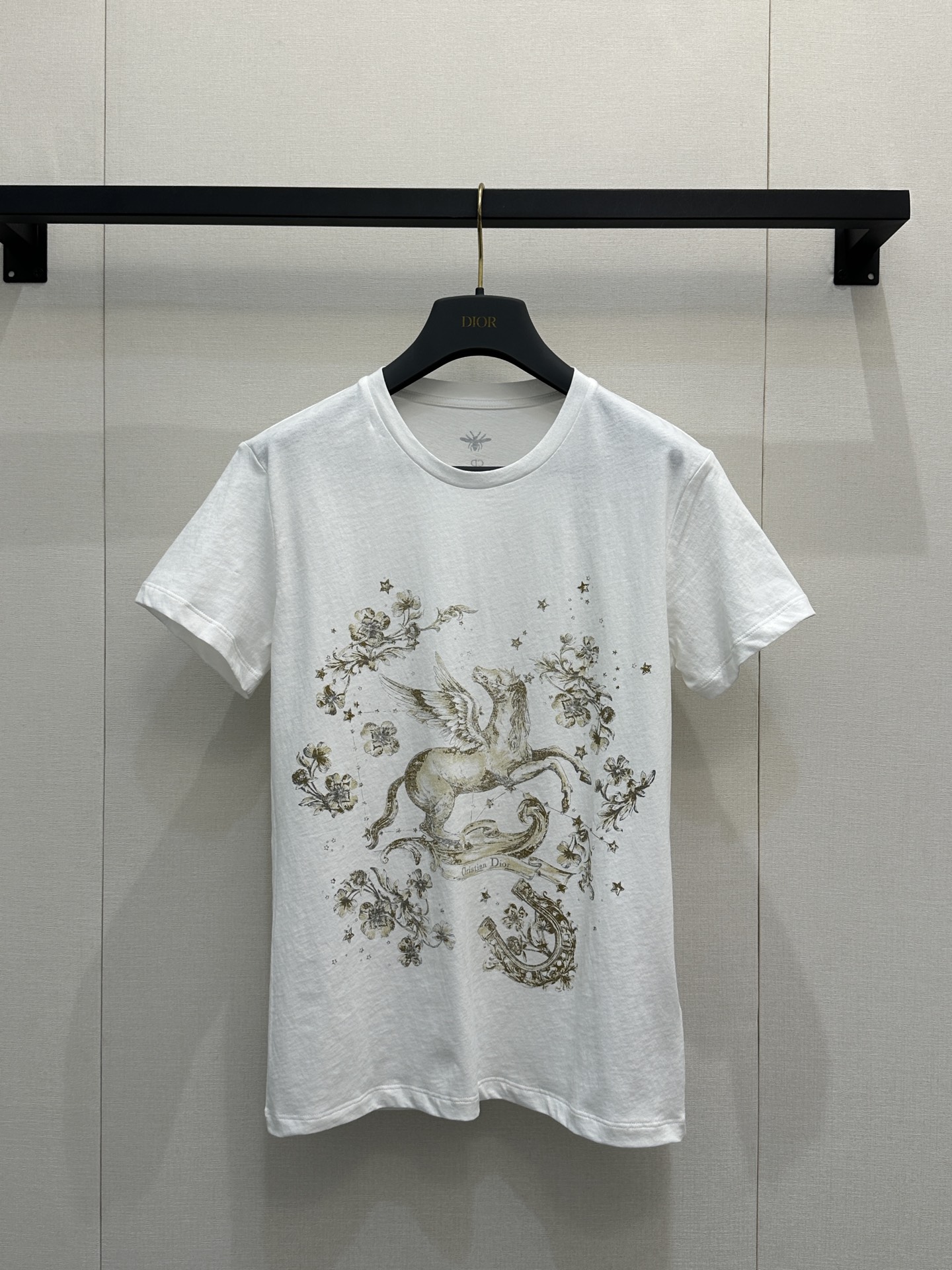 NO:708489,Dio*26 new Lunar New Year limited print logo  New Year's Eve Limited Series #Customized YB imported cotton and linen material, made with machines imported from Germany, ultra-density processing, stylish texture, stretchy and comfortable, perfectly restoring YB quality, you can feel the ultimate enjoyment when you get it, regular short-sleeved shirt cut, white Pegasus print combines romance and luxury just right, retro gilt Pegasus pattern is embellished on  The bodice, entwined flowers and starbursts add a bit of a dreamy feel, and the simple white T version is versatile and refreshing. Whether worn alone or layered, it can be the finishing touch in the look. It has an instant sense of fashion and high-end. There are only two pieces in the limited series in China. They were purchased and developed by YB. You can’t miss it because of its unquestionable appearance. Customized fabrics and accessories  Look for the correct version, high version, white, real shot of the product, dior, T-shirt,19860909Dio*26新款贺岁限定印花徽标 新年贺岁限定系列#定制YB进口棉亚麻材质,德国进口机器打造,超密度处理,质感有型,弹力舒适,完美还原YB品质,拿到手感受极致享受,常规短袖恤剪裁,白色飞马印花把浪漫与高级揉得恰到好处,复古的鎏金飞马纹样缀在衣身,缠绕的花卉与星芒添了几分梦幻感,简约的白T版型百搭又清爽,不管单穿还是内搭,都能成为造型里的点睛之笔,时尚高级感立现,限定系列,中国只有两件,YB购入开发,拿到手毋庸置疑的品相,绝不容错过.定制面辅料 认准版本 高版本 白色 大货实拍,,dior,T-shirt,,Women's clothing