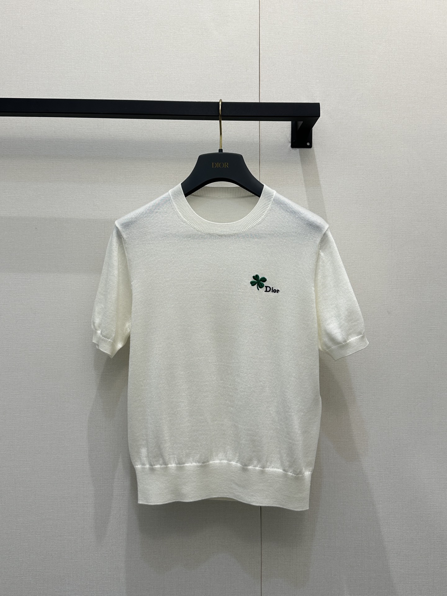 NO:708491,Dio*26 new round neck letter logo knitted short sleeves, custom YB wool yarn weaving, high-end texture, comfortable and soft, round neck knitted short sleeves cut, all-over plain color, versatile and durable, with one-sided four-leaf clover chest letter logo, whole body threaded edging, easily highlighting the perfect texture of details, exquisite and stylish, age-reducing and western style, fresh and artistic style. Customized surface accessories, look for the correct version, high version, white  Real shots of large products, dior, T-shirt,19860909Dio*26新款圆领字母徽标针织短袖 定制YB羊毛纱线织造,质感高级,舒适柔软,圆领针织短袖剪裁,通体素色百搭耐看,配合单侧四叶草胸口字母徽标,大身通体螺纹包边,轻松突出满分细节质感,精致有格调,穿搭减龄洋气,风格清新文艺感十足.定制面辅料 认准版本 高版本 白色 大货实拍,,dior,T-shirt,,Women's clothing