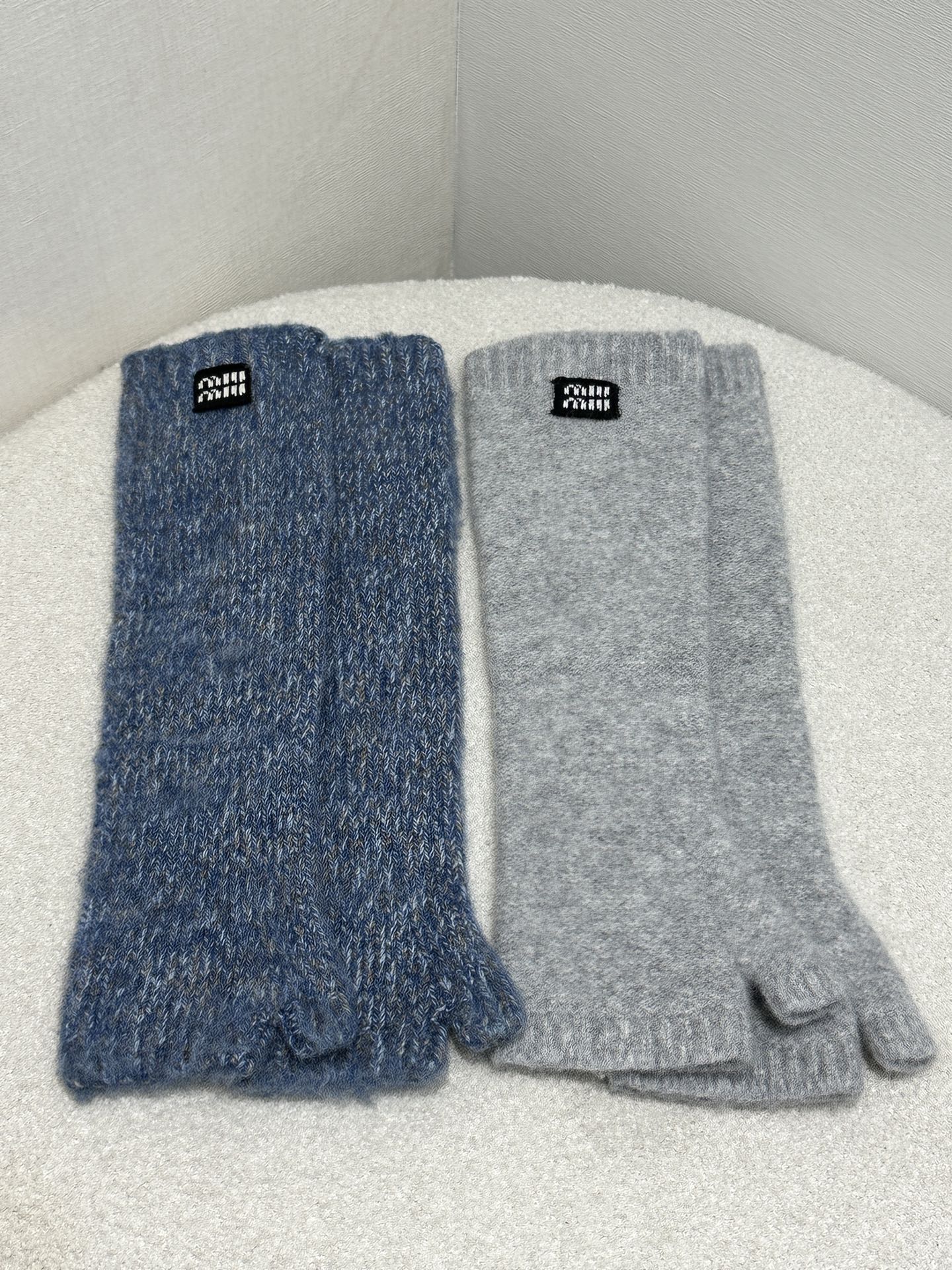 NO:708845,The Miumiu logo lettered wool half-pack gloves have a soft and delicate wrapping feel. They look very sweet when matched with various outfits ~ Exclusively customized imported yb sheep wool material, embellished with contrasting logo embroidery patterns, highlighting the brand's unique charm and personality!  The half-pack version is flexible to put on and take off, a must-have artifact in autumn and winter ~ 1:1 awesome version, the latest item in early autumn, look for the exclusive high version, one-size-fits-all, real shots (gloves),,miumiu,gloves,19860909Miumiu 徽标字母羊毛半包手套软糯细腻的包裹感,搭配各种穿搭显得整个人非常甜美～独家定制进口yb绵羊毛材质,撞色徽标刺绣图案点缀,凸显品牌独有的魅力个性！半包版型灵活穿脱,秋冬季节必备神器～1:1超赞版型,早秋最新单品,认准独家高版本 均码大货实拍（手套）,,miumiu,gloves,,Women's clothing