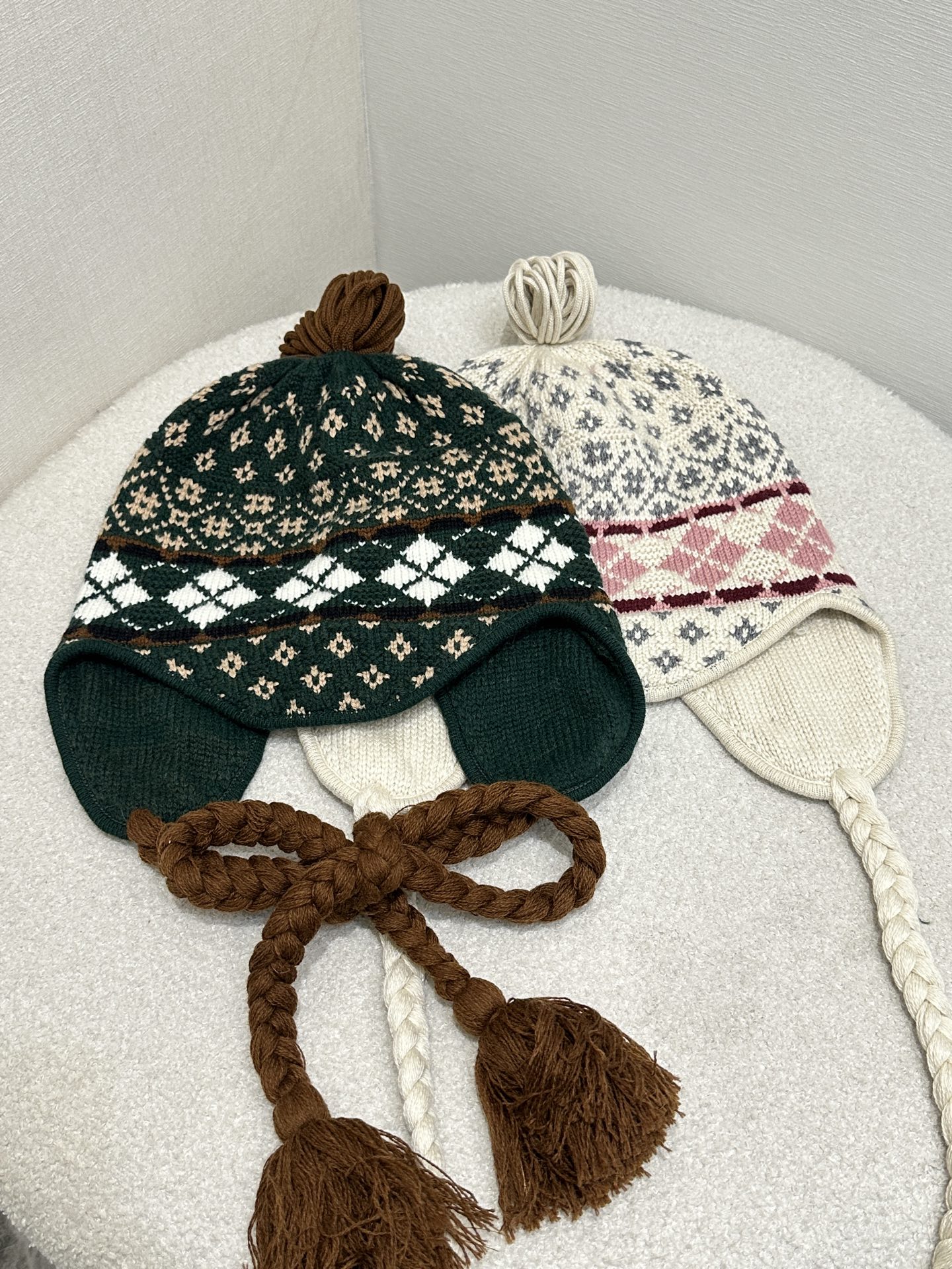 NO:708851,(Hat) *26new Fair Isle cashmere wool cold hat. It has a soft and delicate wrapping feel. It looks very sweet when matched with various outfits~ Exclusively customized imported yb cashmere and wool blended material, with contrasting logo pattern embellishment, highlighting the brand's unique charm and personality!  The pendant tassel design is the overall highlight, a must-have artifact in autumn and winter ~ 1:1 awesome version, the latest item in early spring, look for the exclusive high version, one-size-fits-all, real shots,,hats,19860909（帽子）*26new费尔岛羊绒羊毛冷帽 软糯细腻的包裹感,搭配各种穿搭显得整个人非常甜美～ 独家定制进口yb羊绒羊毛混纺材质,撞色徽标图案点缀,凸显品牌独有的魅力个性！吊坠流苏设计做整体亮点,秋冬季节必备神器～1:1超赞版型,早春最新单品,认准独家高版本 均码大货实拍,,hats,,Women's clothing