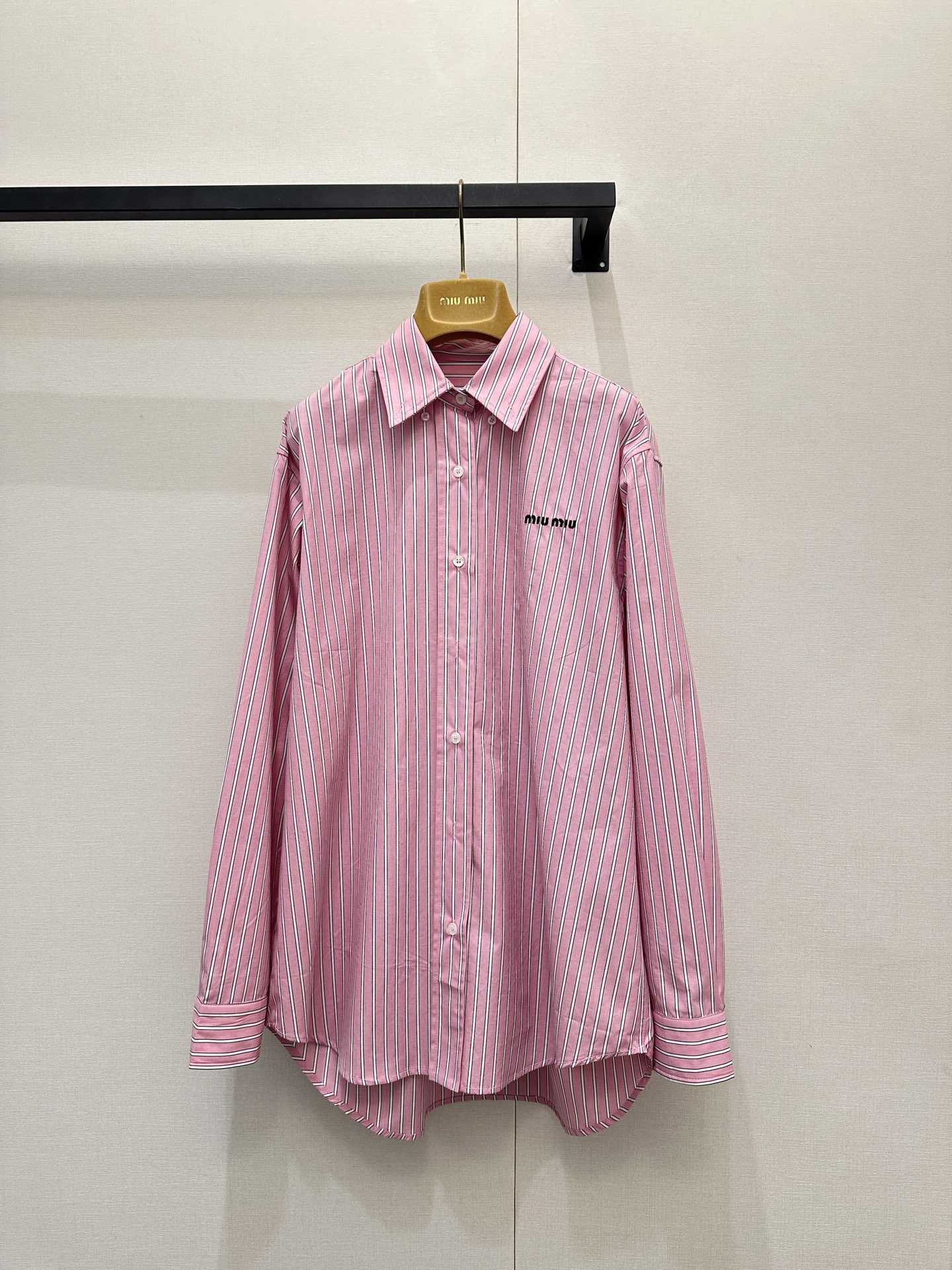 NO:708847,MiuMi*26's new letter embroidered striped lining has a loose and wide upper body that is very slim~ Pair it with jeans or a skirt to create a classic Miu style layering formula yyds!  Exclusively customized original 100-count double-ply yarn-dyed cotton material, the fabric texture is light and comfortable, logo letter embroidery contrasting color design, highlighting the brand's high-end concept ~ a classic model that is versatile and not picky, 1:1 awesome version, the latest item in early spring, look for the exclusive high version, size S M L, real shot of large goods,, miumiu, skirts, jeans,19860909MiuMi*26新款字母刺绣条纹衬宽松阔版型上身非常显瘦～搭配牛仔裤或者半裙打造经典Miu系叠穿搭配公式yyds！独家定制原版100支双股色织 棉材质,面料质感轻盈舒适,徽标字母刺绣撞色设计,彰显品牌高端理念～百搭不挑人的经典款,1:1超赞版型 早春最新单品,认准独家独家高版本 码数S M L大货实拍,,miumiu,skirts,jeans,,Women's clothing