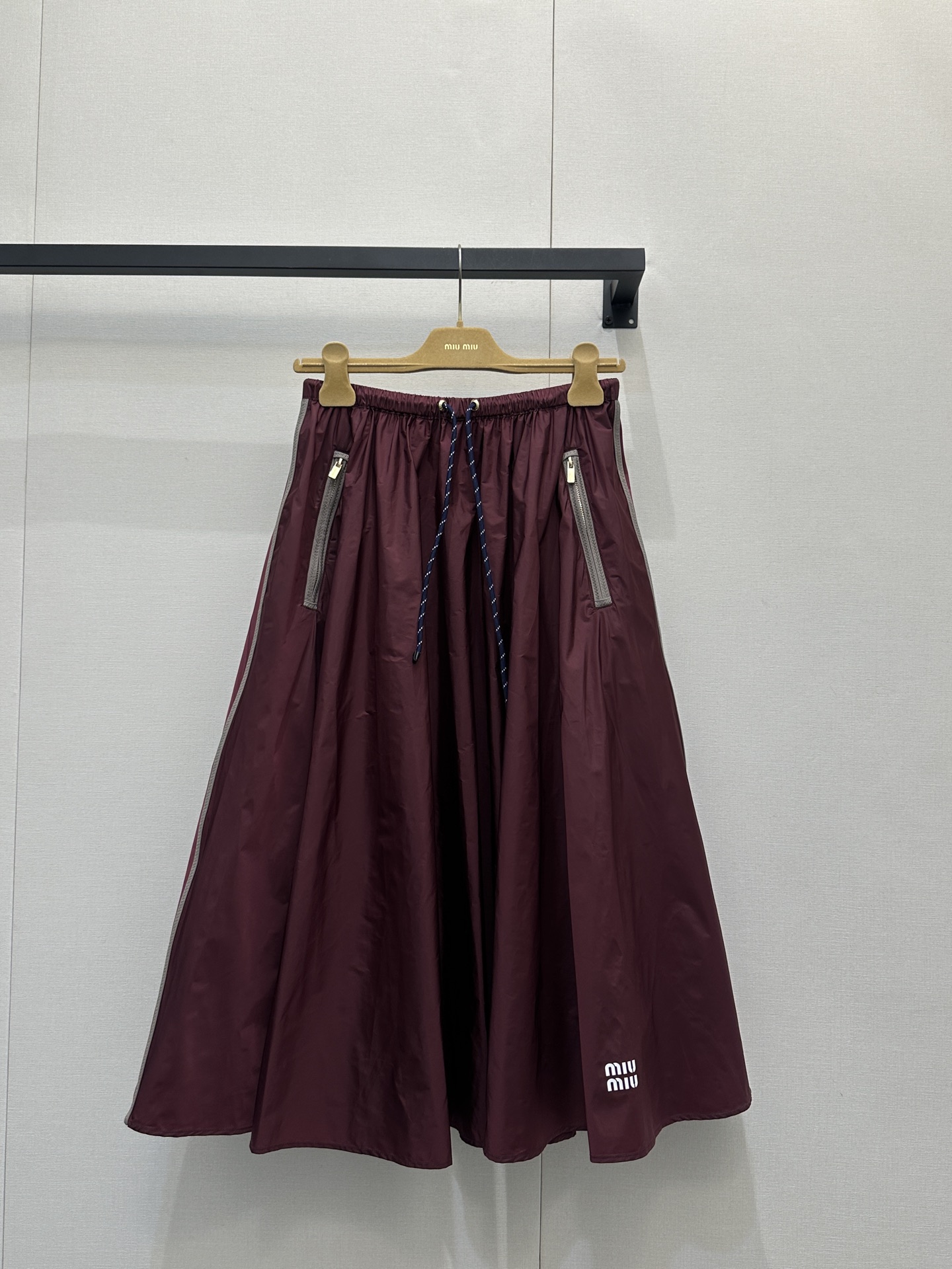 NO:708835,(Long skirt) Miu26's new skirt is made of custom-made YB imported environmentally friendly recycled nylon material, with glossy texture and stylish wear. The mid-length skirt is made of burgundy as the base, creating a fluffy bud that makes it more playful!  The main tone of burgundy is rich and white. The contrasting lapel design of the vest is simple and smart. It is paired with a skirt of the same color. The drawstring and zipper details add to the street feel. The thin fabric is breathable and comfortable. A set of upper body can directly create a sweet and cool atmosphere. It is a proper eye-catcher when going out. Customized surface accessories. Look for the correct version. High version. Burgundy. Actual shot of the goods., miumiu, skirts,19860909（长裙）Miu26新款半裙 定制YB进口环保再生尼龙材质,质感光泽,穿搭有型,中长半身裙,大身以酒红色为基底,打造花苞蓬松感更显俏皮风了！酒红主调浓郁又显白,马甲的撞色翻领设计简约又灵动,搭配同色系半身裙,抽绳与拉链细节拉满街头感,轻薄的面料透气又舒适,一套上身直接拿捏甜酷兼备的氛围感,妥妥的出街吸睛利器.定制面辅料 认准版本 高版本 酒红 大货实拍,,miumiu,skirts,,Women's clothing