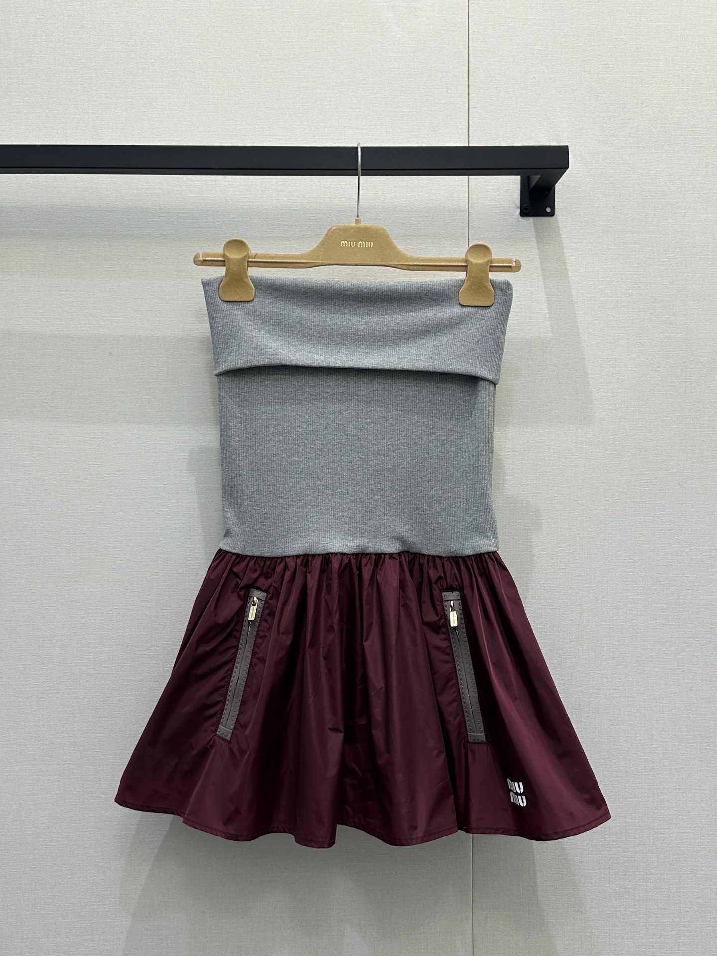 NO:708841,Miu26 new knitted tube top pleated skirt Customized YB twill cotton material Delicate texture Soft and comfortable Straight tube top skirt cutting The upper part is threaded to add a refined tone Pleated skirt splicing at the hem Slim fit for a fashionable look Slim and tolerant Embroidered letter logo embellishment Combined with the layered fluffy lace hem to show the elegant and sweet brand tone Versatility style regardless of age and skin color Unlock various ways of wearing Customized surface accessories  Look for the correct version, high version, real shots of large products,,miumiu,skirts,19860909Miu26新款 针织抹胸百褶裙 定制YB斜纹全棉材质 细腻肌理 柔软舒适 平口抹胸裙裁剪 上半部分螺纹包边增添精致调性 下摆百褶半裙拼接 修身版型穿出时髦气质 显瘦包容身材 刺绣字母徽标点缀 配合层叠蓬蓬花边下摆 展示优雅甜美的品牌调性 百搭款式不挑年龄肤色 解锁各种穿搭方式 定制面辅料 认准版本 高版本 大货实拍,,miumiu,skirts,,Women's clothing