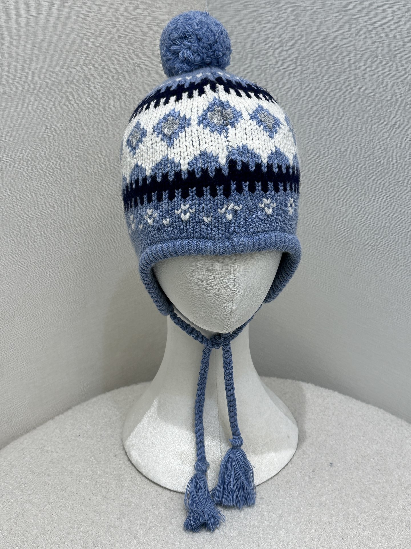 NO:709159,Hat) Miu*iu new autumn and winter wool blended cashmere lazy hat丨original development!  High quality production!  Carefully crafted from mohair fabric, it has a loose cut and a stand-up collar, making it unique. Decorated with letters, it is more refined and can be matched with this series of clothing to show its elegance and charm. Ready in stock. Real shots of large quantities,, miumiu, hats,19860909帽子） Miu*iu 秋冬新款 羊毛混纺羊绒懒惰帽子丨原版开发！高版出品！采用马海毛面料精心制作,宽松剪裁搭配立领、别具一格.饰以字母更显精致,可与该系列服饰搭配,彰显优雅魅力.现货.大货实拍,,miumiu,hats,,Women's clothing