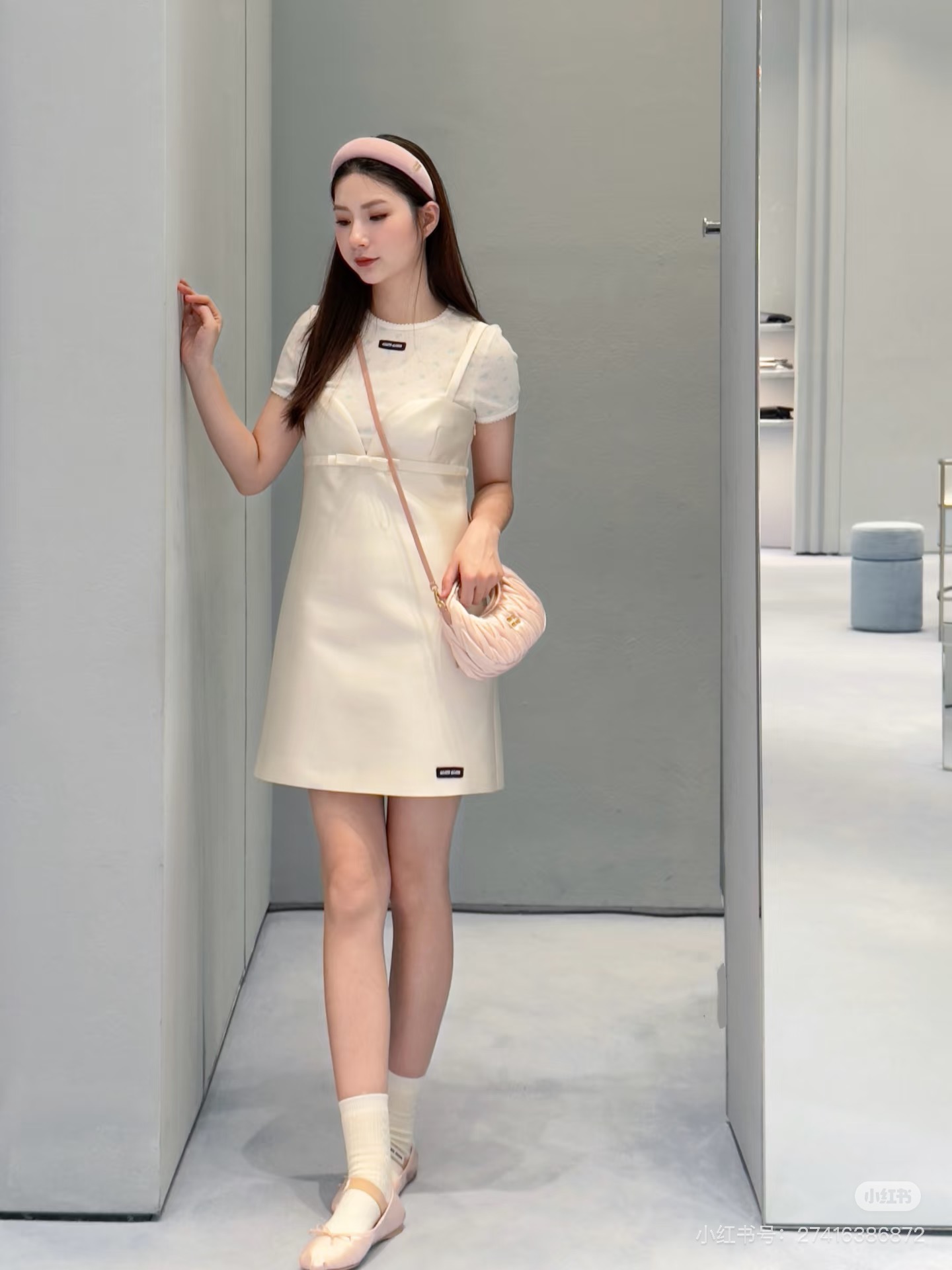 NO:709165,(With box) *26new logo letter velvet headband is an accessory with a full age-reducing effect. It has a smooth upper body effect that modifies the face shape, making it look whiter and more advanced. It is also available in black!  Exclusively customized imported yb velvet material, with logo and letter design on the side, showing individual charm, versatile hair accessories for age reduction, 1:1 awesome version, the latest item in early autumn, look for the exclusive high version, one size fits all,19860909（配盒子）*26new徽标字母丝绒发箍减龄效果十足的配饰,上身效果自带修饰脸型流畅,显白又高级～黑色也会出哒！ 独家定制进口yb天鹅丝绒材质,侧标做徽标字母设计,彰显个性魅力,减龄百搭发饰,1:1超赞版型,早秋最新单品,认准独家高版本 均码,,,Women's clothing