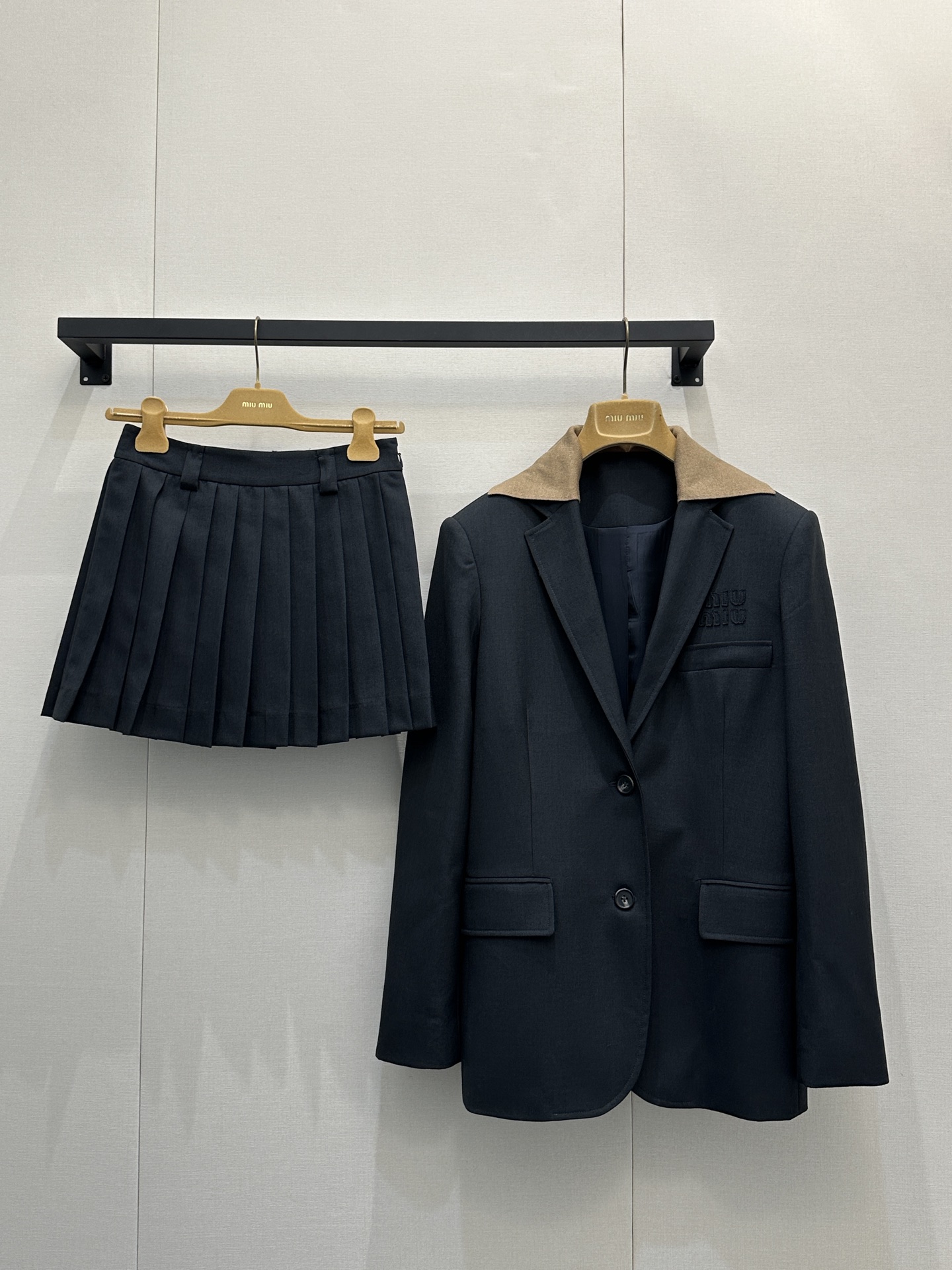 NO:709168,(Coat) Miu2026 new lapel knitted splicing suit jacket skirt suit. Customized original wool material, high-grade texture and luster, smooth and stylish, right-shoulder silhouette suit version, neat cut with gun lapel collar, large plain plain color with removable knitted collar cuffs, double splicing of contrasting fabrics, forming a sense of layering, fashionable style, three-dimensional letter logo on the chest, adding design highlights, a jacket that is OK for daily commuting, customized surface accessories, look for the correct version, high version  SML real shots of large products,,miumiu,skirts,jackets & coats,business suit,19860909（外套） Miu2026新款翻领针织拼接西装外套裙套装 定制原版羊毛材质,质感光泽高级,垂顺有型,正肩廓形西装版型,外套枪驳领利落剪裁,大身净版素色搭配可拆卸针织领边袖口,撞色面料双重拼接,形成层次感,时尚洋气,胸口立体字母徽标,增加设计亮点,一款日常通勤都OK的外套,定制面辅料 认准版本 高版本 SML大货实拍,,miumiu,skirts,jackets & coats,business suit,,Women's clothing