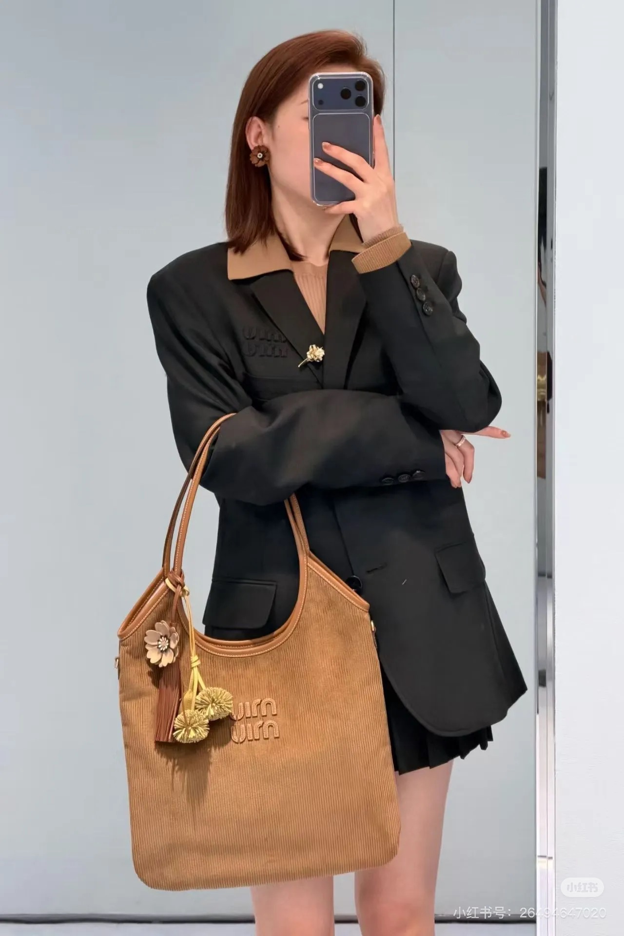 NO:709171,(Coat) Miu2026 new lapel knitted splicing suit jacket skirt suit. Customized original wool material, high-grade texture and luster, smooth and stylish, right-shoulder silhouette suit version, neat cut with gun lapel collar, large plain plain color with removable knitted collar cuffs, double splicing of contrasting fabrics, forming a sense of layering, fashionable style, three-dimensional letter logo on the chest, adding design highlights, a jacket that is OK for daily commuting, customized surface accessories, look for the correct version, high version  SML,,miumiu,skirts,jackets & coats,business suit,19860909（外套） Miu2026新款翻领针织拼接西装外套裙套装 定制原版羊毛材质,质感光泽高级,垂顺有型,正肩廓形西装版型,外套枪驳领利落剪裁,大身净版素色搭配可拆卸针织领边袖口,撞色面料双重拼接,形成层次感,时尚洋气,胸口立体字母徽标,增加设计亮点,一款日常通勤都OK的外套,定制面辅料 认准版本 高版本 SML,,miumiu,skirts,jackets & coats,business suit,,Women's clothing