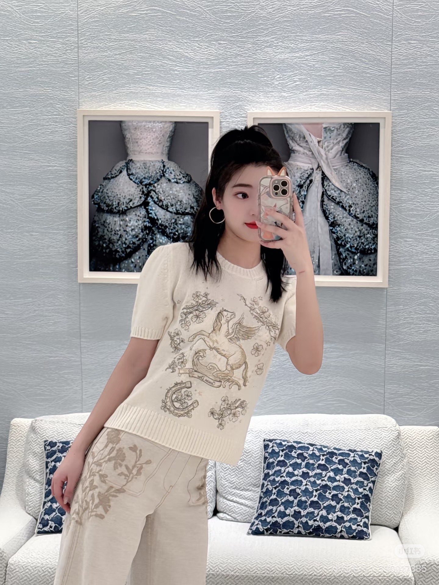 NO:709177,Dio*26 new New Year Pegasus embroidered knitted short sleeves  New Year's Series # Customized YB cashmere yarn weaving, high-end texture, comfortable and soft, round neck short-sleeved cut, off-white color to make the skin transparent, true red perfectly matches the festive atmosphere of the end of the year, DIO* This knitted short-sleeve blends oriental charm of flowers, birds and auspicious animal embroidery  On the body, the patterns outlined with gold threads are exquisite and smart. The soft and waxy knitted texture is paired with a round neck and short-sleeved cut, breaking the boundaries of seasonal wear. Wearing it alone is the focus of attention, and layering a coat can hide exquisite ingenuity, injecting a bright oriental aesthetic style into the look. Customized fabrics and accessories  Look for the correct version: high version, dior, jackets & coats, T-shirt,19860909Dio*26新款贺岁飞马刺绣针织短袖 新年贺岁系列#定制YB羊绒纱线织造,质感高级,舒适柔软,圆领短袖剪裁,米白色调衬得肌肤通透,正红色与年末喜庆氛围完美契合,DIO*这款针织短袖将东方韵致的花鸟瑞兽刺绣融于衣身,金丝线勾勒的纹样精致又灵动.软糯的针织质地搭配圆领短袖剪裁,打破季节的穿搭界限,单穿是吸睛的焦点,叠穿外套又能暗藏精致巧思,为造型注入明艳的东方美学格调.定制面辅料 认准版本 高版本,,dior,jackets & coats,T-shirt,,Women's clothing