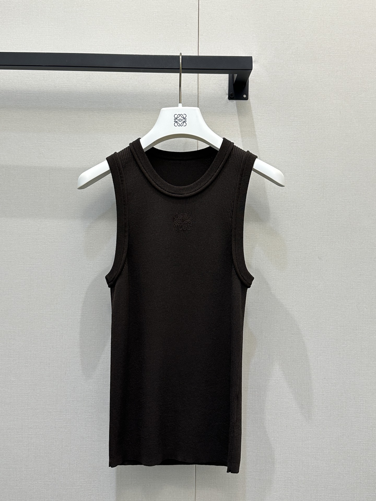 NO:709511,LOEW*2026SS Early Spring New Product Series // Knitted sleeveless vest customized viscose fabric, soft and elastic to the touch, close-fitting but not tight, classic logo embroidered pattern design on the chest, classic sleeveless round neck design, neat tailoring can modify the shoulder and neck lines, simple and versatile, can be worn inside or on its own. 3 colors SML real shot, loewe,19860909LOEW*2026SS 早春新品系列//针织无袖背心定制黏胶面料,触感柔软且富有弹性,贴身不紧绷,胸前经典logo刺绣图案设计,经典的无袖圆领设计,利落剪裁能修饰肩颈线条,简约又百搭,可内搭也可单穿.3色 SML大货实拍,,loewe,,Women's clothing