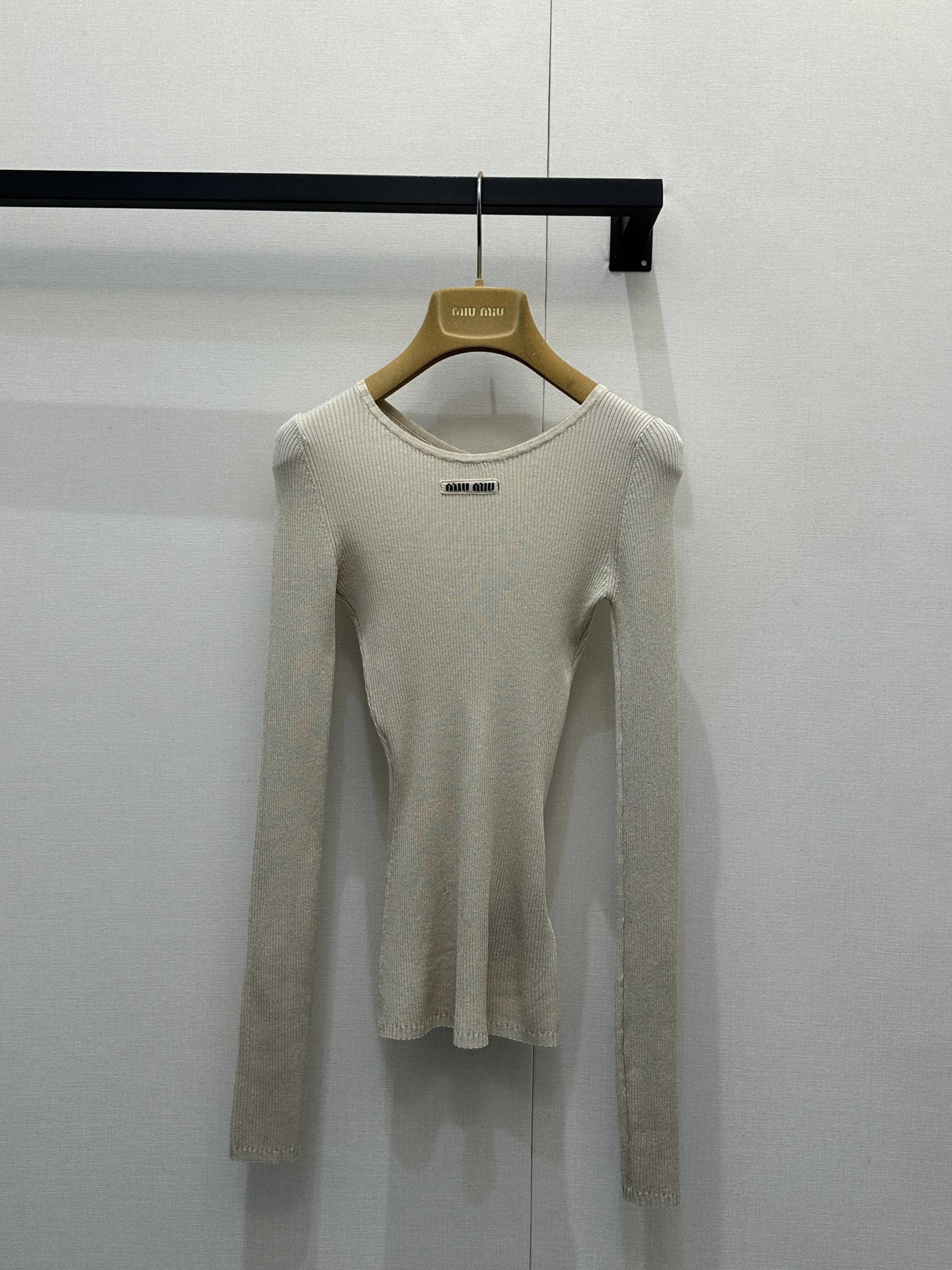 NO:709517,Miu26FW new micro-label silk knitted long-sleeved bottoming shirt | Exclusive high-end version!  It is made of cold silk knitted fabric, which has a cool and soft touch, and is delicate and skin-friendly without being stuck. It is embellished with letter micro-marks and has a slim-fitting and extra-large stretch cut, which fits the body shape but is not tight, and is compatible with various body shapes. The round neck + V-neck design can be worn front and back. The classic basic style with long sleeves is a practical style that 'goes with everything' in the autumn and winter wardrobe. Ready for sale S/M/L Large goods real shot, miumiu, real silk,19860909Miu26FW新款微标真丝针织长袖打底衫丨独家高版出品！采用真丝冰冷针织面料,自带凉感软糯触感,细腻亲肤不扎身；点缀字母微标,修身超大弹力剪裁,贴合身形却不紧绷,兼容各种身型；圆领+V领设计 正反都能穿 长袖的经典基础款型,是秋冬衣橱里「万物皆可搭」的实用款.现货发售S/M/L大货实拍,,miumiu,real silk,,Women's clothing