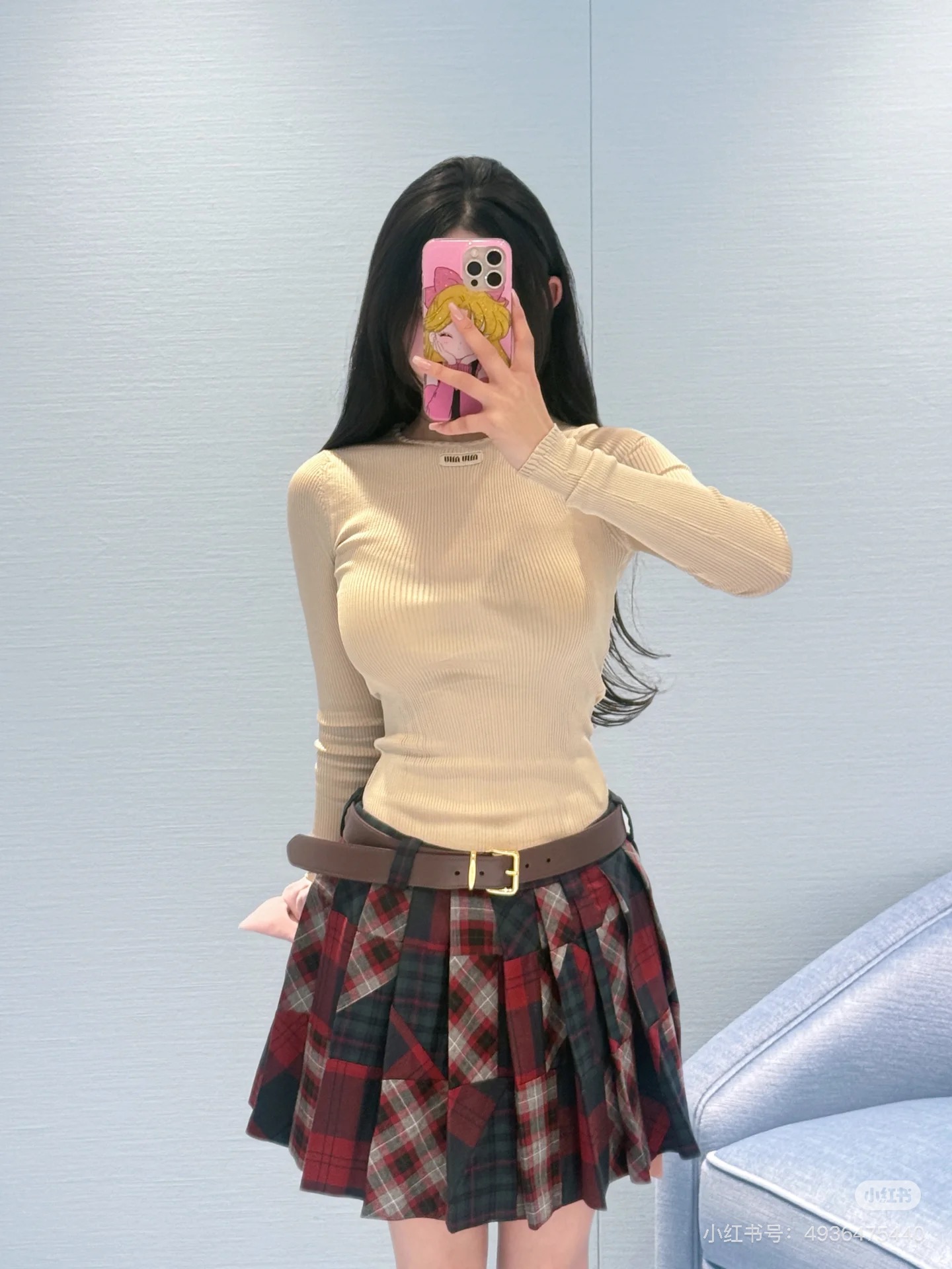 NO:709520,Miu26FW new micro-label silk knitted long-sleeved bottoming shirt | Exclusive high-end version!  It is made of cold silk knitted fabric, which has a cool and soft touch, and is delicate and skin-friendly without being stuck. It is embellished with letter micro-marks and has a slim-fitting and extra-large stretch cut, which fits the body shape but is not tight. It is compatible with various body shapes; the round neck + V-neck design can be worn front and back. The classic basic style with long sleeves is a practical style that 'goes with everything' in the autumn and winter wardrobe. Ready for sale S/M/L,, miumiu, real silk,19860909Miu26FW新款微标真丝针织长袖打底衫丨独家高版出品！采用真丝冰冷针织面料,自带凉感软糯触感,细腻亲肤不扎身；点缀字母微标,修身超大弹力剪裁,贴合身形却不紧绷,兼容各种身型；圆领+V领设计 正反都能穿 长袖的经典基础款型,是秋冬衣橱里「万物皆可搭」的实用款.现货发售S/M/L,,miumiu,real silk,,Women's clothing