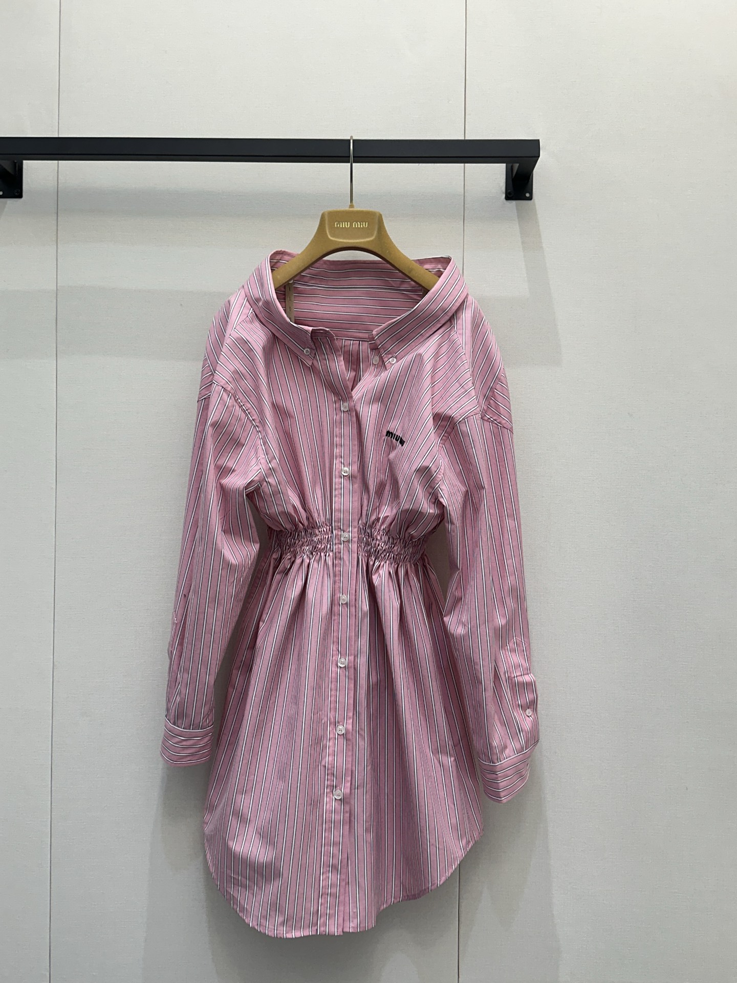 NO:709523,*26new letter embroidered one-shoulder striped shirt dress with an elasticated waist and a very slimming upper body~ Pair it with jeans or a skirt to create a classic Miu style layering formula yyds!  Exclusively customized imported yb cotton material, the fabric texture is light and comfortable, logo letter embroidery contrasting color design, highlighting the brand's high-end concept~Versatile and not picky classic style, 1:1 awesome version. The latest single product in early spring, look for the exclusive high version SML real shot of large goods,,miumiu,skirts,jeans,shirts,19860909*26new字母刺绣一字肩条纹衬衫裙松紧收腰版型上身非常显瘦～搭配牛仔裤或者半裙打造经典Miu系叠穿搭配公式yyds！ 独家定制进口yb棉材质,面料质感轻盈舒适,徽标字母刺绣撞色设计,彰显品牌高端理念～百搭不挑人的经典款,1:1超赞版型 早春最新单品,认准独家独家高版本 SML大货实拍,,miumiu,skirts,jeans,shirts,,Women's clothing