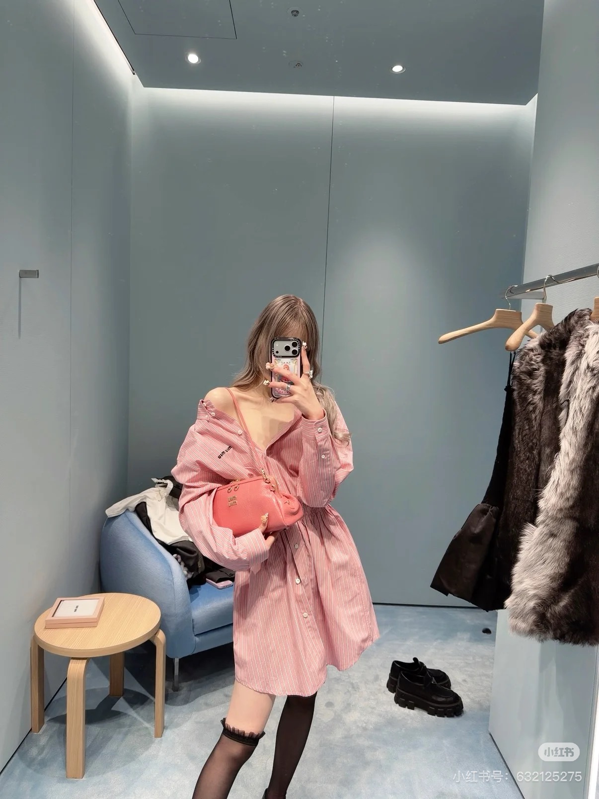 NO:709526,*26new letter embroidered one-shoulder striped shirt dress with an elasticated waist and a very slimming upper body~ Pair it with jeans or a skirt to create a classic Miu style layering formula yyds!  Exclusively customized imported yb cotton material, the fabric texture is light and comfortable, logo letter embroidery contrasting color design, highlighting the brand's high-end concept~Versatile and not picky classic style, 1:1 awesome version. The latest single product in early spring, look for the exclusive high version SML,,miumiu,skirts,jeans,shirts,19860909*26new字母刺绣一字肩条纹衬衫裙松紧收腰版型上身非常显瘦～搭配牛仔裤或者半裙打造经典Miu系叠穿搭配公式yyds！ 独家定制进口yb棉材质,面料质感轻盈舒适,徽标字母刺绣撞色设计,彰显品牌高端理念～百搭不挑人的经典款,1:1超赞版型 早春最新单品,认准独家独家高版本 SML,,miumiu,skirts,jeans,shirts,,Women's clothing