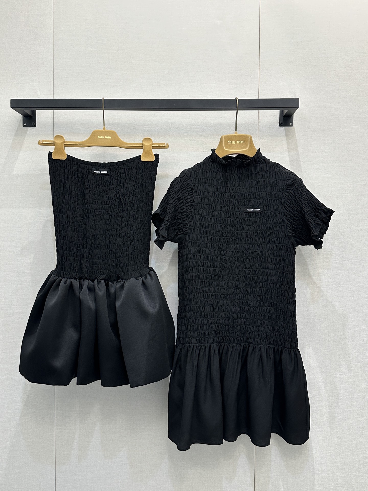 NO:709529,High-end silk Miumi* 26FW new autumn and winter silk dress丨exclusive original development!  High quality production!  Made of original 1:10.3 silk material. The classic black tone outlines a sweet and cool atmosphere, pleated fabrics create a sense of texture, the stand-up collar + short sleeves design is neat and playful, the waist and umbrella cut can easily hide the flesh, the short silhouette elongates the leg line, the micro logo embellishes the details, and it has a light and luxurious girly feel~ Ready for sale S/M/L large quantities of real shots,, miumiu, skirts, T-shirt, real silk,19860909高版真丝材 Miumi* 26FW秋冬新款 真丝连衣裙丨独家原版开发！高版出品！采用原版1:10.3真丝材质.经典黑调勾勒甜酷氛围,褶皱面料打造肌理感,立领+短袖设计利落又俏皮,收腰伞摆剪裁轻松藏肉,短款廓形拉长腿部线条,微标标识点缀细节,自带轻奢少女感～现货发售S/M/L大货实拍,,miumiu,skirts,T-shirt,real silk,,Women's clothing