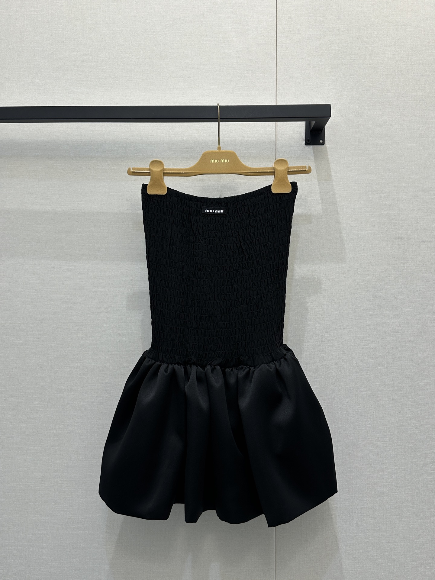 NO:709535,High-end silk material MIUM*U 26FW new early spring micro-label tube top puffy dress丨exclusive original development!  High quality production!  It is made of 0.3 silk material. The upper body is a marquise tube top, which is close to the body and outlines the curves while hiding a soft texture. The lower skirt is a black satin tutu skirt. Wearing it alone will give you a cool lady's dinner party atmosphere. Layer it with a white shirt and leather shoes to instantly transform it into a stylish one.  The hot girls from the hospital are suitable for wearing boots in autumn and winter, and high heels in spring and summer. They are the wardrobe ace of 'sweet girls can also wear them in an elegant and sexy way'~ ready for sale in S/M/L, real shots of large items,,miumiu,boots,high  heels,skirts,shirts,real silk,19860909高版真丝材质MIUM*U 26FW早春新款 微标抹胸蓬蓬连衣裙丨独家原版开发！高版出品！采用0.3真丝材质.上半身是打榄抹胸,贴身勾勒曲线又藏着软乎乎的质感；下裙摆是黑缎蓬蓬裙,单穿是清冷大小姐的晚宴氛围,叠穿白衬衫+皮鞋秒变学院辣妹,秋冬搭长靴、春夏配高跟鞋都适配,是“甜妹也能穿得又A又嗲”的衣橱王牌~现货发售S/M/L大货实拍,,miumiu,boots,high heels,skirts,shirts,real silk,,Women's clothing