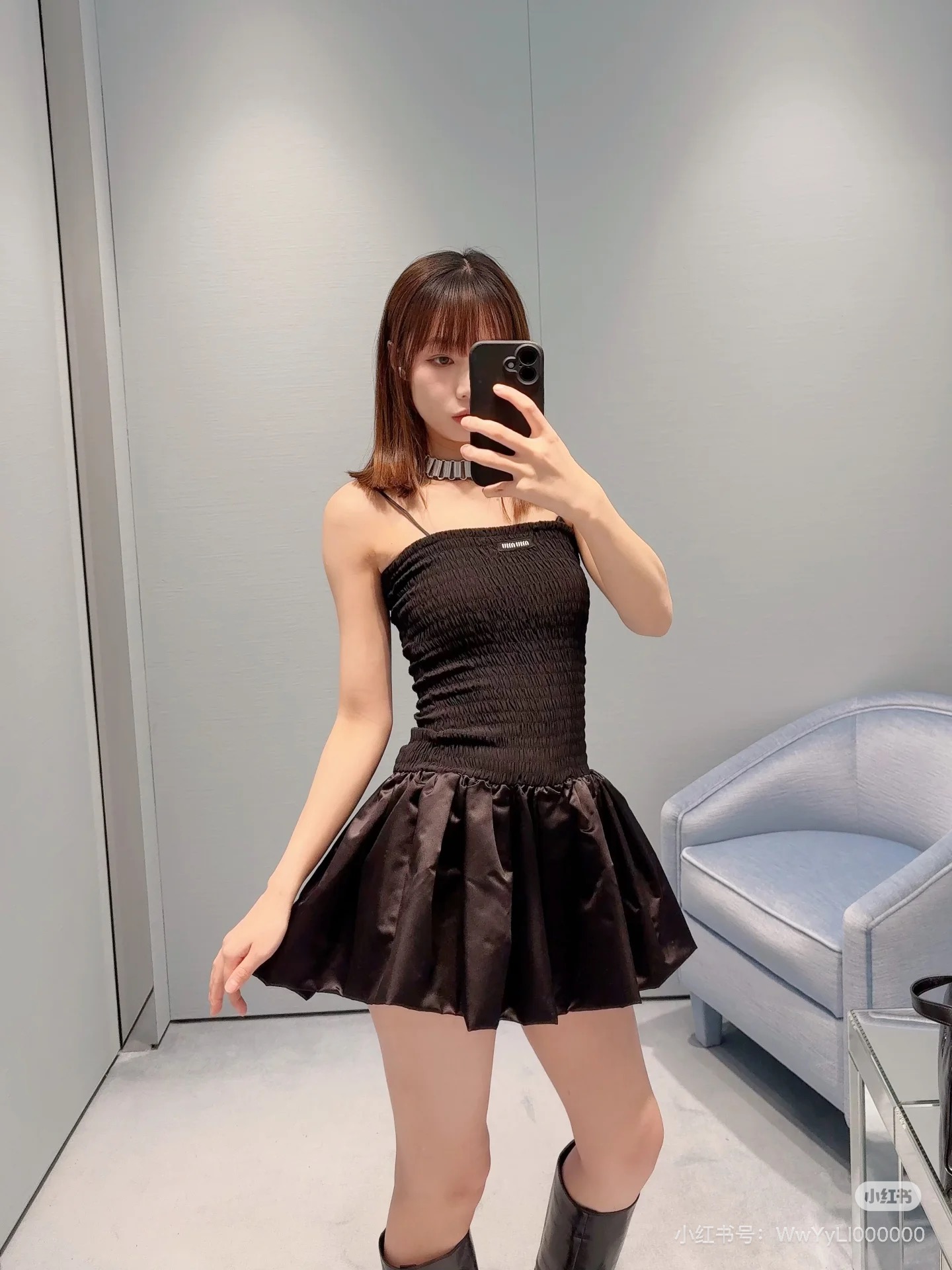 NO:709538,High-end silk material MIUM*U 26FW new early spring micro-label tube top puffy dress丨exclusive original development!  High quality production!  It is made of 0.3 silk material. The upper body is a marquise tube top, which is close to the body and outlines the curves while hiding a soft texture. The lower skirt is a black satin tutu. Wear it alone to create a cool lady's dinner party atmosphere. Layer it with a white shirt and leather shoes for seconds.  She transforms into a college hottie, and can be worn with boots in autumn and winter, or with high heels in spring and summer. She is the wardrobe ace of 'sweet girls can also dress up and down' ~ ready for sale S/M/L,,miumiu,boots,high  heels,skirts,shirts,real silk,19860909高版真丝材质MIUM*U 26FW早春新款 微标抹胸蓬蓬连衣裙丨独家原版开发！高版出品！采用0.3真丝材质.上半身是打榄抹胸,贴身勾勒曲线又藏着软乎乎的质感；下裙摆是黑缎蓬蓬裙,单穿是清冷大小姐的晚宴氛围,叠穿白衬衫+皮鞋秒变学院辣妹,秋冬搭长靴、春夏配高跟鞋都适配,是“甜妹也能穿得又A又嗲”的衣橱王牌~现货发售S/M/L,,miumiu,boots,high heels,skirts,shirts,real silk,,Women's clothing