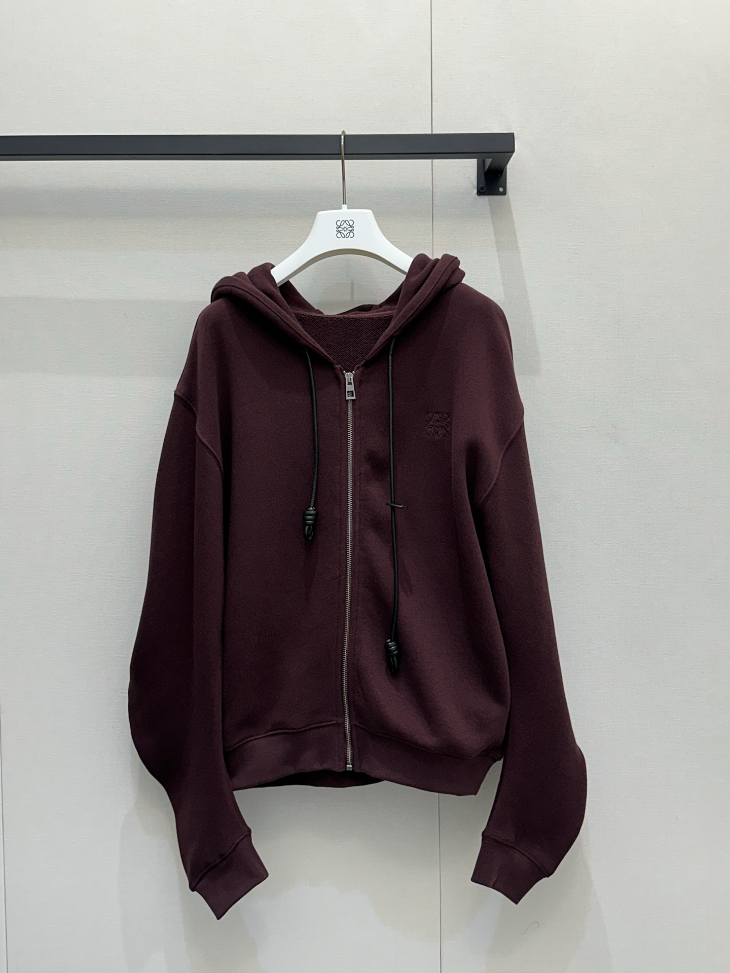 NO:709512,Loewe's top-quality sweatshirt jacket is made of high-count pure cotton fabric. It has a soft skin-friendly touch and moderately stiff silhouette support. It is breathable and not sweaty, suitable for many seasons. Customized front and center zippers. Elastic rib material on the cuffs and feet enhances the stability of the shape and is not easy to deform after long-term wear. The topstitching process on the bone seams enhances the overall sophistication, and the lines are neat and not bloated. The collar has eyelets inserted into the leather drawstring.  The leather rope texture and the pure cotton fabric form a material contrast with luxurious details. The sleeves are cut with three-dimensional scimitars, retaining the looseness of the casual sweatshirt, and the shoulder and arm proportions are modified through lines. The brand logo on the chest is embroidered and integrated with the pure cotton fabric, hiding exquisite details. Color green burgundy Size S M L Large goods real shot, loewe, hoodie, sweatshirts, jackets & coats,19860909loewe顶级卫衣外套 采用高支纯棉面料 柔软亲肤的触感与适度挺括的廓形支撑力 透气不闷汗,适配多季节 前中装订制拉链 袖口、下脚弹性罗纹材质,强化版型稳定性,久穿不易变形 骨位拼缝处压明线工艺提升整体精致度,线条利落不臃肿 领口鸡眼穿入皮质抽绳 皮绳质感与纯棉面料形成材质反差奢感细节 袖身采用立体弯刀剪裁,保留休闲卫衣的松弛感,通过线条修饰肩臂比例 胸前的品牌标识采用绣花工艺,与纯棉面料融为一体,暗藏精致细节 颜色绿色 酒红 尺码S M L大货实拍,,loewe,hoodie,sweatshirts,jackets & coats,,Women's clothing