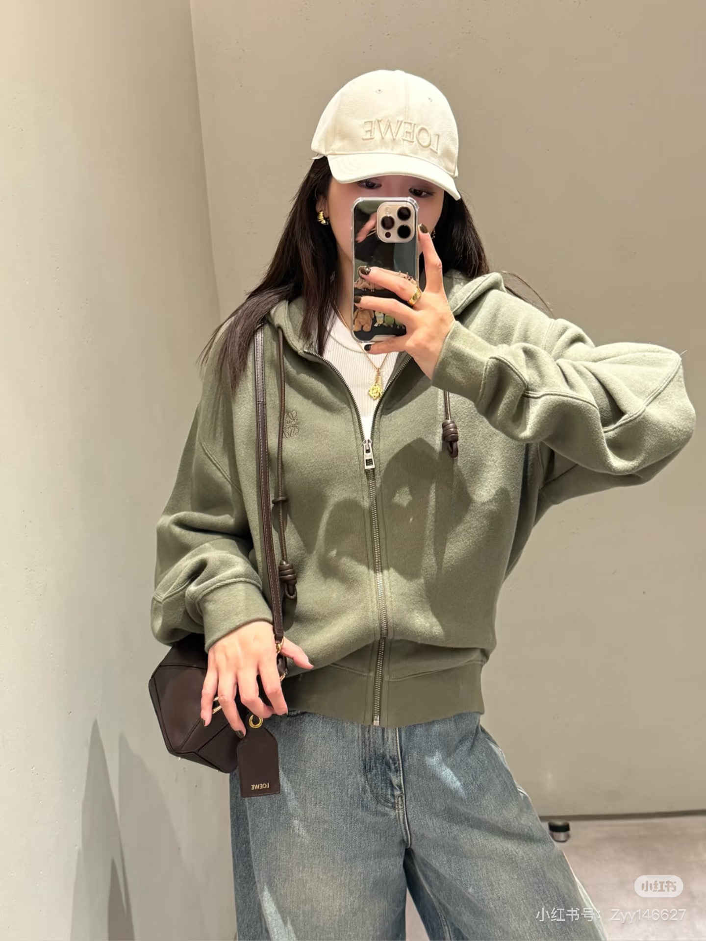 NO:713374,Loewe's top-quality sweatshirt jacket is made of high-count pure cotton fabric. It has a soft skin-friendly touch and moderately stiff silhouette support. It is breathable and not sweaty, suitable for many seasons. Customized front and center zippers. Elastic rib material on the cuffs and feet enhances the stability of the shape and is not easy to deform after long-term wear. The topstitching process on the bone seams enhances the overall sophistication, and the lines are neat and not bloated. The collar has eyelets inserted into the leather drawstring.  The leather rope texture and the pure cotton fabric form a material contrast with luxurious details. The sleeves are cut with a three-dimensional scimitar to retain the looseness of a casual sweatshirt, and the shoulder and arm proportions are modified through lines. The brand logo on the chest is embroidered and integrated with the pure cotton fabric, hiding exquisite details. Color green burgundy Size S M L, loewe, hoodie, sweatshirts, jackets & coats,19860909loewe顶级卫衣外套 采用高支纯棉面料 柔软亲肤的触感与适度挺括的廓形支撑力 透气不闷汗,适配多季节 前中装订制拉链 袖口、下脚弹性罗纹材质,强化版型稳定性,久穿不易变形 骨位拼缝处压明线工艺提升整体精致度,线条利落不臃肿 领口鸡眼穿入皮质抽绳 皮绳质感与纯棉面料形成材质反差奢感细节 袖身采用立体弯刀剪裁,保留休闲卫衣的松弛感,通过线条修饰肩臂比例 胸前的品牌标识采用绣花工艺,与纯棉面料融为一体,暗藏精致细节 颜色绿色 酒红 尺码S M L,,loewe,hoodie,sweatshirts,jackets & coats,,Women's clothing