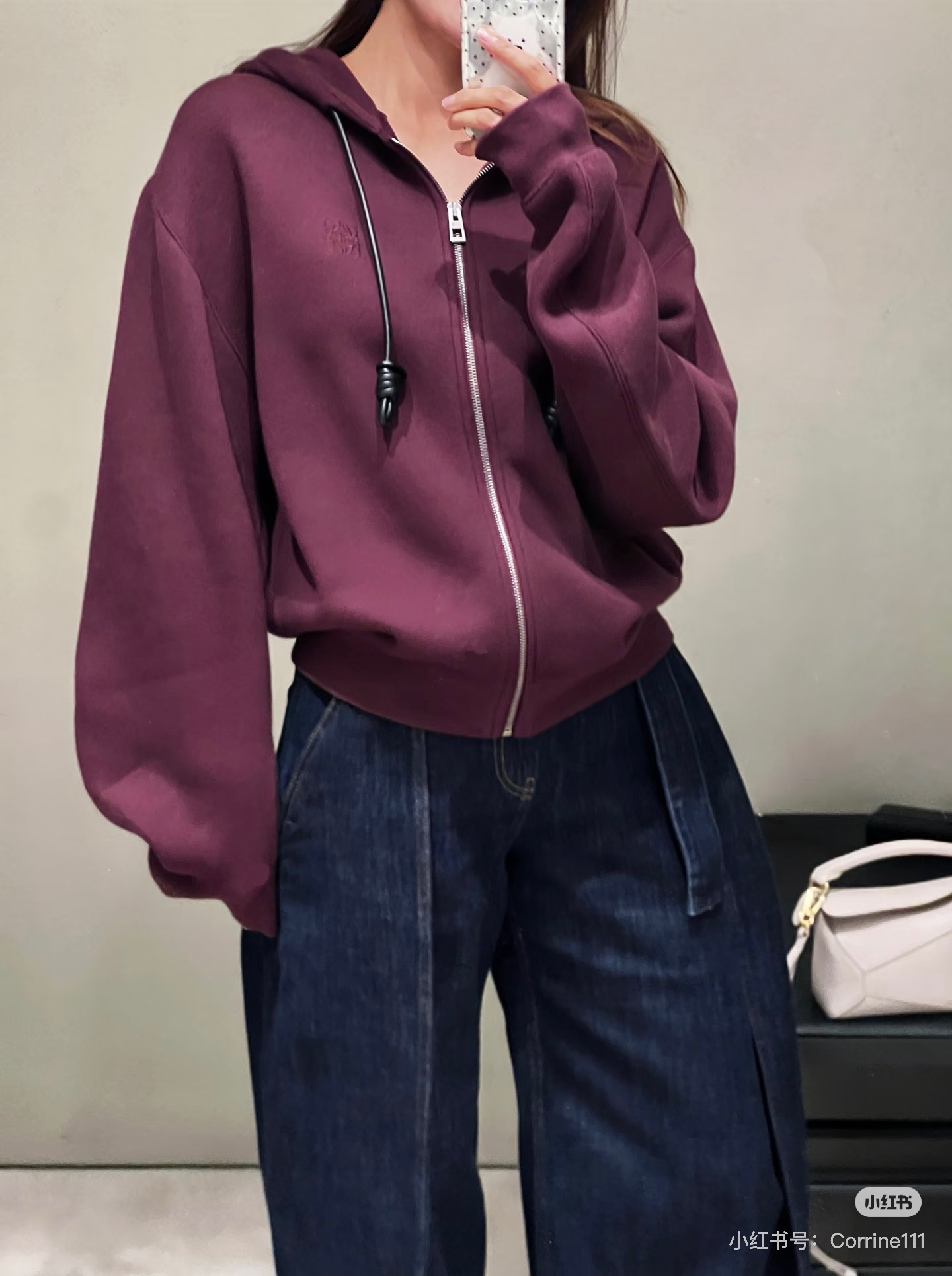 NO:709515,Loewe's top-quality sweatshirt jacket is made of high-count pure cotton fabric. It has a soft skin-friendly touch and moderately stiff silhouette support. It is breathable and not sweaty, suitable for many seasons. Customized front and center zippers. Elastic rib material on the cuffs and feet enhances the stability of the shape and is not easy to deform after long-term wear. The topstitching process on the bone seams enhances the overall sophistication, and the lines are neat and not bloated. The collar has eyelets inserted into the leather drawstring.  The leather rope texture and the pure cotton fabric form a material contrast with luxurious details. The sleeves are cut with a three-dimensional scimitar to retain the looseness of a casual sweatshirt, and the shoulder and arm proportions are modified through lines. The brand logo on the chest is embroidered and integrated with the pure cotton fabric, hiding exquisite details. Color green burgundy Size S M L, loewe, hoodie, sweatshirts, jackets & coats,19860909loewe顶级卫衣外套 采用高支纯棉面料 柔软亲肤的触感与适度挺括的廓形支撑力 透气不闷汗,适配多季节 前中装订制拉链 袖口、下脚弹性罗纹材质,强化版型稳定性,久穿不易变形 骨位拼缝处压明线工艺提升整体精致度,线条利落不臃肿 领口鸡眼穿入皮质抽绳 皮绳质感与纯棉面料形成材质反差奢感细节 袖身采用立体弯刀剪裁,保留休闲卫衣的松弛感,通过线条修饰肩臂比例 胸前的品牌标识采用绣花工艺,与纯棉面料融为一体,暗藏精致细节 颜色绿色 酒红 尺码S M L,,loewe,hoodie,sweatshirts,jackets & coats,,Women's clothing