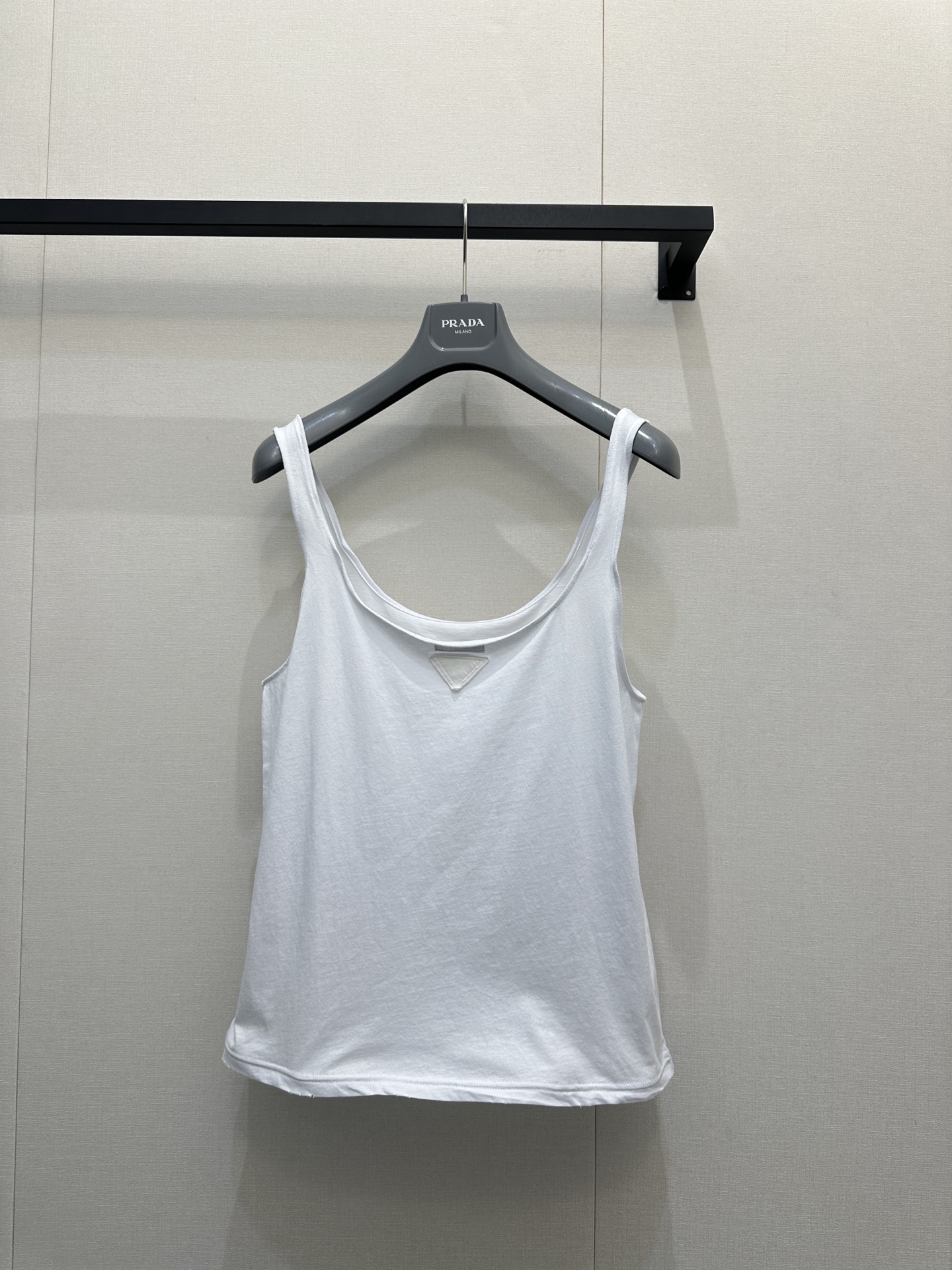 NO:712842,PRAD*2026SS early spring new product series // Classic letter mark and triangle icon. This vest is different from conventional vests. It is designed with fishbone steel wire rings and can be concave at will. The chest uses three-dimensional relief and craftsmanship to create the badge pattern, and the badge details reproduce the brand's classic aesthetics; high-count fine cotton fabric, with both soft and skin-friendly touch and crisp fit, excellent breathability and sweat absorption. SML real shot, prada,19860909PRAD*2026SS早春新品系列//经典的字母标跟三角图标.这款与常规背心不一样,采用鱼骨钢丝圈设计 可以随意捏造凹形.胸前采用立体浮雕、工艺打造徽章图案,徽章细节复刻品牌经典美学；高支精棉面料,兼具柔软亲肤的触感与挺括的版型度,透气吸汗性优异.SML大货实拍,,prada,,Women's clothing