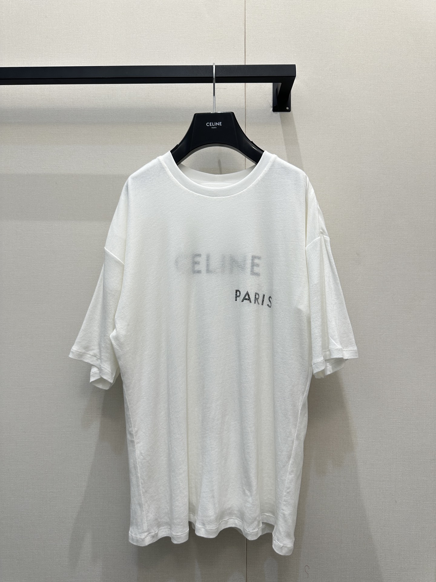 NO:712851,* The 26-letter printed double-layer round neck short-sleeved T-shirt is milky white with a soft mist texture. The inner layer is decorated with classic brand letter printing, and the outer layer is decorated with the Arc de Triomphe logo and city landmarks. It is easy to own a high-end and simple outfit!  Exclusively customized imported yb cotton material, slightly loose shoulder cut, round neck just exposing the shoulder and neck lines, both men and women have a sense of relaxation, it is a super high-end item that looks great when worn alone or layered!  1:1 Awesome version, the latest spring and summer items, look for the exclusive high version, SML real shots of large products, T-shirt, tees, t-shirt,19860909* 26字母印花双层圆领短袖T恤奶白色自带软雾质感,内层做经典品牌字母印花做点缀,外层凯旋门logo与城市地标性印标做装饰,高级简洁穿搭轻松拥有！ 独家定制进口yb棉材质,微宽松落肩剪裁,圆领刚好露出肩颈线条,男女穿都有松弛感,单穿叠搭都超好看高级的单品！1:1超赞版型,春夏最新单品 认准独家高版本 SML大货实拍,,T-shirt,tees，t-shirt,,Women's clothing