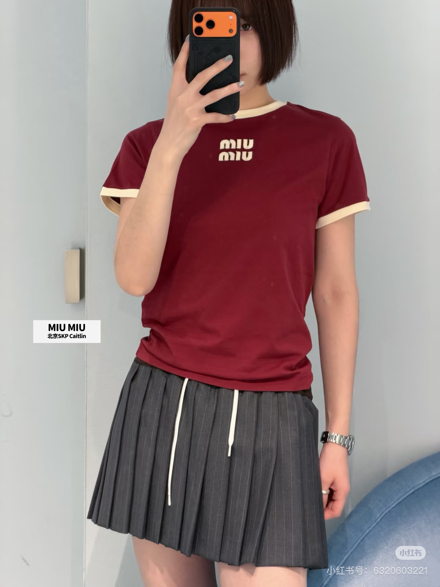 NO:712855,Miu Mi* 26Ss early spring new style contrasting color round neck cotton short-sleeved T-shirt丨Exclusively developed!  Top quality production!  The main color is retro burgundy, with off-white contrasting round collar and cuffs, creating a sweet element that is highly recognizable to the brand. It is made of high-quality cotton fabric, which is soft and breathable to the touch, and has excellent skin-friendliness; it is slim-fitting and fits the body shape, not tight and looks more neat. The chest is three-dimensional  The logo embroidery craftsmanship is exquisite, injecting a light luxury texture into the basic T-shirt. It is a versatile item for daily wear and styling in early spring. Available in stock S/M/L,,miumiu,T-shirt,tees,t-shirt,19860909Miu Mi* 26Ss早春新款 撞色圆领棉质短袖T恤丨独家开发！顶级高版出品！以复古酒红为主调,搭配米白色撞色圆领与袖口,打造出极具品牌辨识度的甜美元素.精选优质棉质面料,触感柔软透气,亲肤性极佳；修身剪裁贴合身形,不紧绷更显利落.胸前立体logo刺绣工艺精致,为基础款T恤注入轻奢质感,是早春日常穿搭与造型搭配的百搭单品.现货发售S/M/L,,miumiu,T-shirt,tees，t-shirt,,Women's clothing