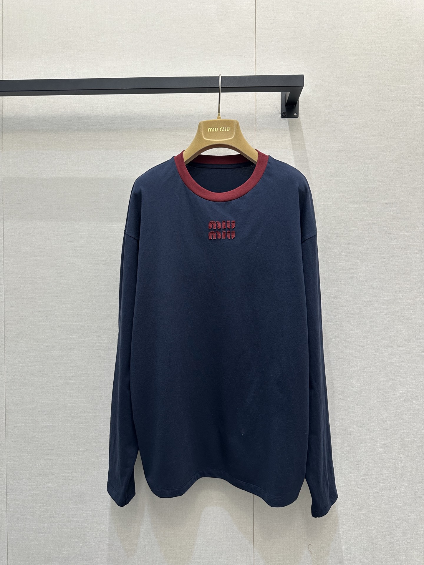 NO:712858,Mium*u 26SS early spring new style letter patch embroidered round neck long-sleeved T-shirt丨Exclusively developed!  Top quality production!  The deep navy blue background is paired with red letter appliqués, and the contrasting design becomes the visual focus, highlighting the brand recognition in a low-key manner. The soft cotton fabric is skin-friendly and breathable, and the loose round neck version accommodates various body shapes. It is refreshing when worn alone or can be worn in layers. It is the basic item for creating a simple and light luxury style in the miu series in early spring. S/M/L is now available for sale in large quantities, real shots,, miumiu, tees, t-shirt,19860909Mium*u 26SS早春新款 字母贴布绣圆领长袖T恤丨独家开发！顶级高版出品！深邃藏青底色搭配红色字母贴布绣,撞色设计成为视觉焦点,低调中彰显品牌辨识度.柔软棉质面料亲肤透气,宽松的圆领版型包容各种身形,单穿清爽、叠穿百搭,是早春打造miu系简约轻奢风的基础单品.现货发售S/M/L大货实拍,,miumiu,tees，t-shirt,,Women's clothing