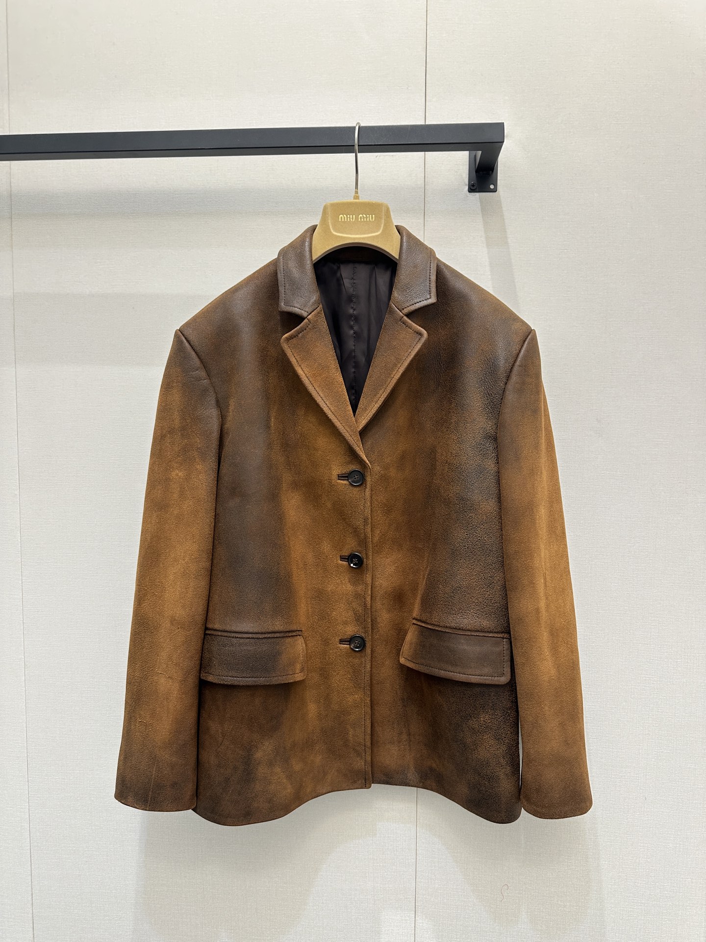 NO:712840,Comes with dust bag*26new Waxed genuine leather blazer with logo. This brown jacket directly welds 'retro elegance' to this retro and distressed brown tone. It is made of exclusively imported yb calfskin material. The texture feels soft and soft, but the old waxed texture has the lazy energy of a 'wandering rich girl'~  The lapels + patch pockets are a classic suit style, and the embossed logo on the back is low-key and noble. When worn, you will have the atmosphere of 'just came out of a European castle to drink coffee'. The key point is this color! The dark and light blending has an old feel. When paired with jeans, it is a casual and cool girl. When paired with a long skirt, you will instantly become a retro lady. The styles of men and women are just right. The highest version of SML's real photos of large goods,,skirts,jeans,jackets & coats,jackets & coats,business suit,cowhide,19860909配防尘袋*26new 蜡面真皮徽标西装外套 这棕夹克直接把'复古贵气'焊身上这复古做旧的棕调也太会了~ 独家进口yb小牛皮材质, 质感摸起来软乎乎,但做旧的蜡面纹理又自带'流浪富家女'那股慵懒劲儿~ 翻领+贴袋是经典西装版型,背后的压花logo低调又显贵,穿上就是'刚从欧洲古堡出来喝咖啡'的氛围感.重点是这颜色!深浅晕染的做旧感,配牛仔裤是随性酷妹,搭长裙又秒变复古大小姐,男女风格糅合得刚刚好 最高版本 SML大货实拍,,skirts,jeans,jackets & coats,jackets & coats,business suit,cowhide,,Women's clothing