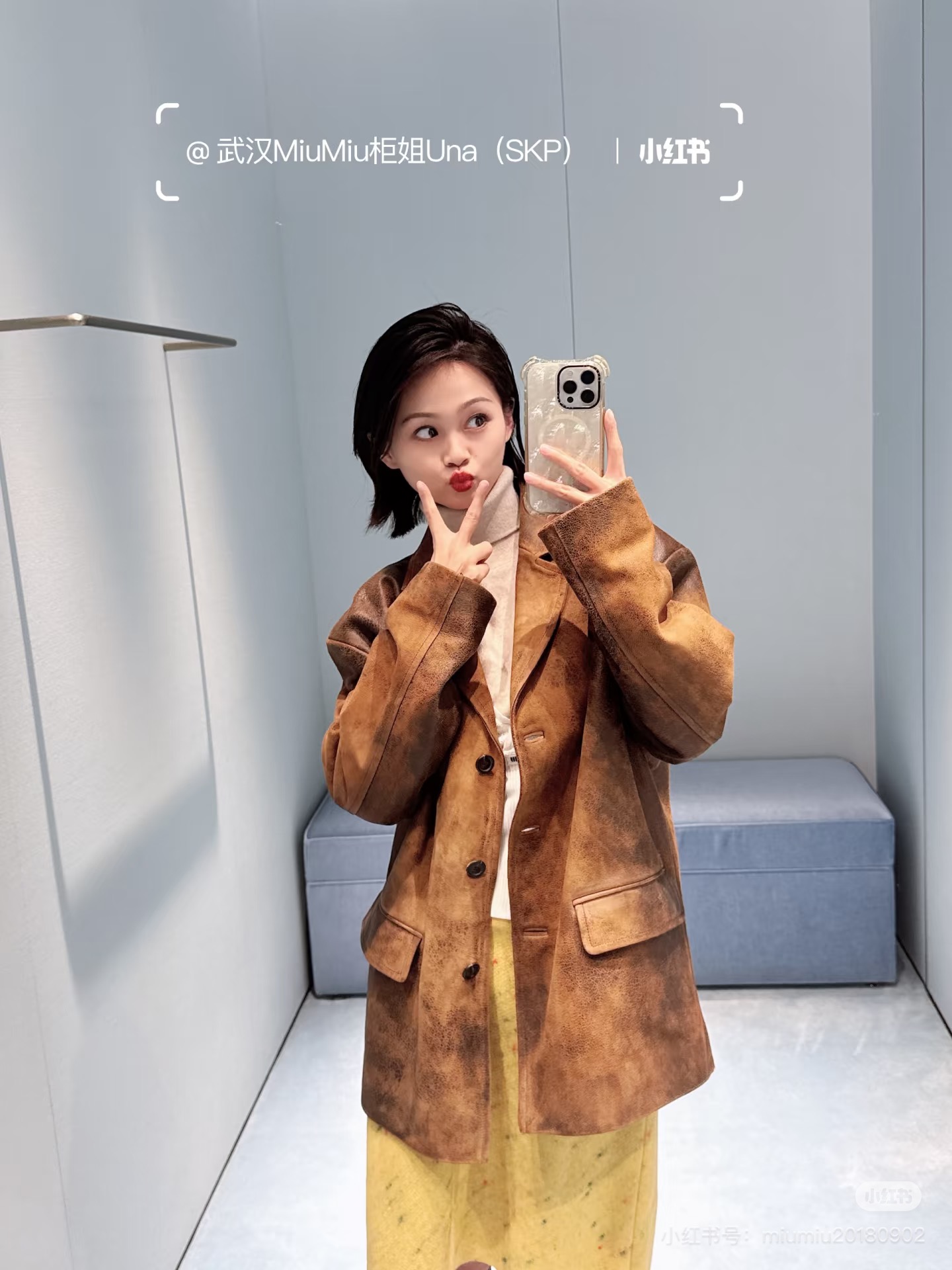 NO:712843,*26new Waxed Genuine Leather Logo Blazer. This brown jacket directly welds 'retro elegance' to the retro distressed brown tone. It is made of exclusively imported yb calfskin material. The texture feels soft and soft, but the old waxed texture has the lazy energy of a 'wandering rich girl'~  The lapels + patch pockets are a classic suit style, and the embossed logo on the back is low-key and noble. Wearing it will give you the atmosphere of 'just came out of a European castle to drink coffee'. The key point is this color! The dark and light faded distressed feeling, paired with jeans, it is a casual and cool girl. Paired with a long skirt, it instantly becomes a retro lady. The style of men and women is just the right blend. The highest version SML,,skirts,jeans,jackets & coats,jackets & coats,business suit,cowhide,19860909*26new 蜡面真皮徽标西装外套 这棕夹克直接把'复古贵气'焊身上这复古做旧的棕调也太会了~ 独家进口yb小牛皮材质, 质感摸起来软乎乎,但做旧的蜡面纹理又自带'流浪富家女'那股慵懒劲儿~ 翻领+贴袋是经典西装版型,背后的压花logo低调又显贵,穿上就是'刚从欧洲古堡出来喝咖啡'的氛围感.重点是这颜色!深浅晕染的做旧感,配牛仔裤是随性酷妹,搭长裙又秒变复古大小姐,男女风格糅合得刚刚好 最高版本 SML,,skirts,jeans,jackets & coats,jackets & coats,business suit,cowhide,,Women's clothing