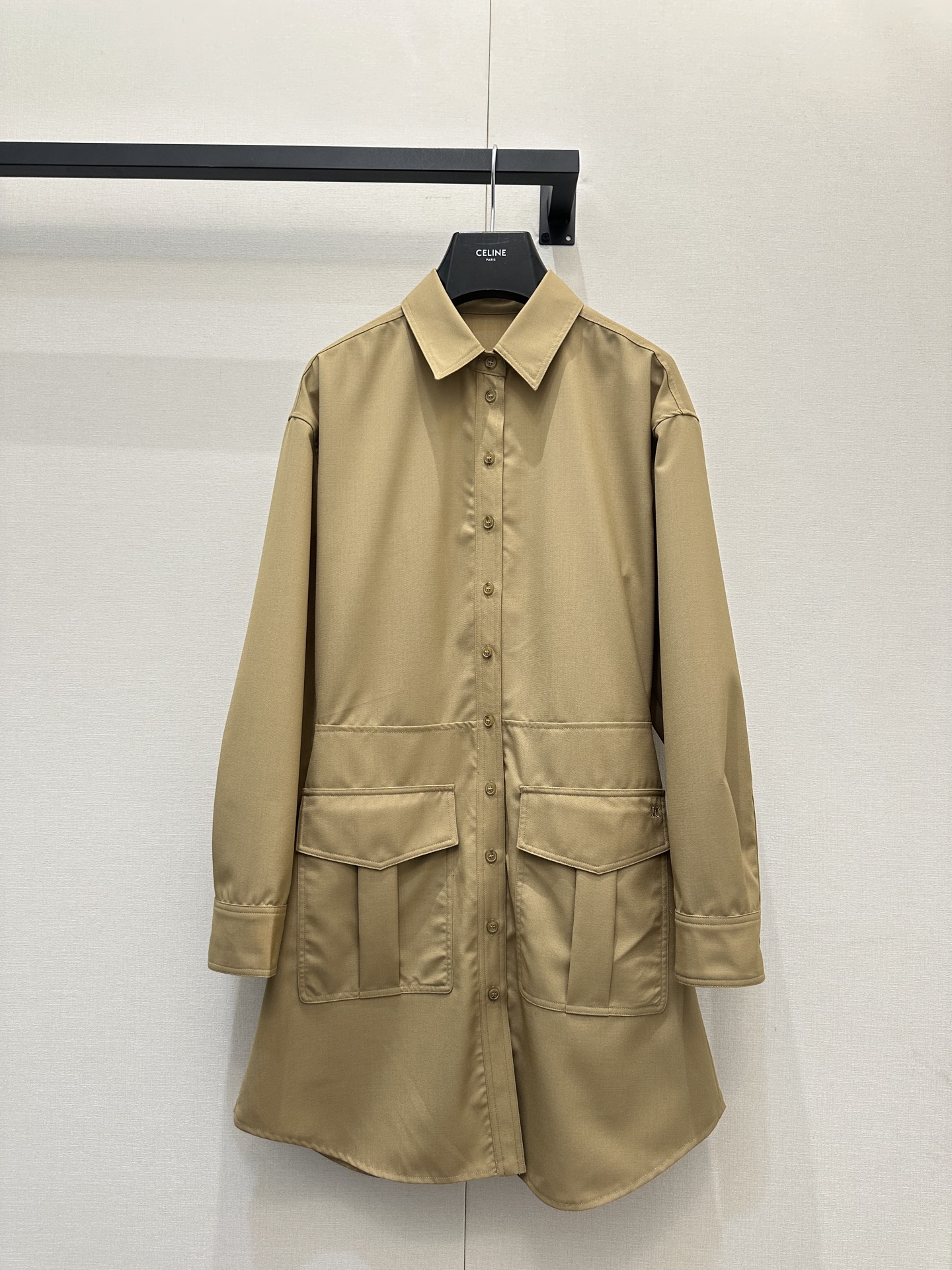 NO:712857,Celine 2026 new style. Lapel suit dress. Customized YB imported wool material, high-grade texture, draped and stylish, straight shoulder silhouette suit with pleats, an excellent model for aura. The neat breast buttons are matched with the same color fabric, which weakens the seriousness of the formal suit and makes it more casual and cool. Waist  The waist is curved to accurately outline the waistline and highlight the body proportions. It can be matched with belt decorative details, making the whole look sophisticated and sophisticated. The crisp fabric creates a neat silhouette, whether it is commuting to the workplace or daily outings, you can easily create a high-end and free-spirited atmosphere. Customized fabrics and accessories  Look for the correct version, high version, 2 colors, SML, real shots of large products, celine, skirts, business suits,19860909Celine2026新款.翻领西装连衣裙.定制YB进口羊毛材质,质感高级,垂顺有型,正肩廓形西装压褶,是气场穿搭的绝佳范本.利落的排扣搭配同色系面料,弱化了正装的严肃感,多了几分随性酷飒.腰间做了收腰弧形精准勾勒腰线,凸显身形比例,可搭配腰带装饰细节,让整套造型在干练中藏着精致巧思.挺括的面料塑造出利落轮廓,不管是职场通勤还是日常出街,都能轻松拿捏高级又洒脱的穿搭氛围.定制面辅料 认准版本 高版本 2色 SML大货实拍,,celine,skirts,business suit,,Women's clothing