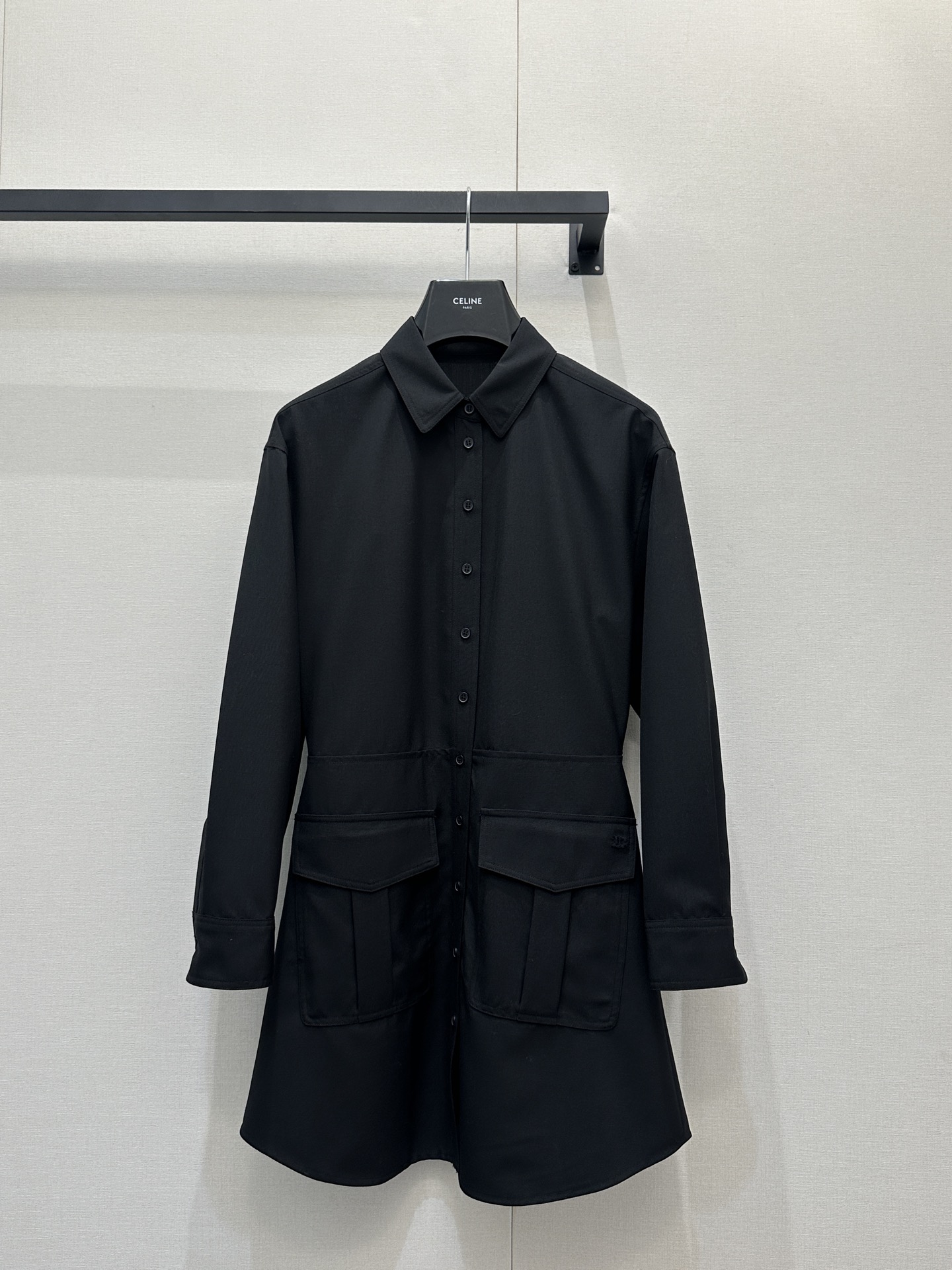 NO:712863,Celine 2026 new style. Lapel suit dress. Customized YB imported wool material, high-grade texture, draped and stylish, straight shoulder silhouette suit with pleats, an excellent model for aura. The neat breast buttons are matched with the same color fabric, which weakens the seriousness of the formal suit and makes it more casual and cool. Waist  The waist is curved to accurately outline the waistline and highlight the body proportions. It can be matched with belt decorative details, making the whole look sophisticated and sophisticated. The crisp fabric creates a neat silhouette, whether it is commuting to the workplace or daily outings, you can easily create a high-end and free-spirited atmosphere. Customized fabrics and accessories  Look for the correct version, high version, 2 colors, SML, real shots of large products, celine, skirts, business suits,19860909Celine2026新款.翻领西装连衣裙.定制YB进口羊毛材质,质感高级,垂顺有型,正肩廓形西装压褶,是气场穿搭的绝佳范本.利落的排扣搭配同色系面料,弱化了正装的严肃感,多了几分随性酷飒.腰间做了收腰弧形精准勾勒腰线,凸显身形比例,可搭配腰带装饰细节,让整套造型在干练中藏着精致巧思.挺括的面料塑造出利落轮廓,不管是职场通勤还是日常出街,都能轻松拿捏高级又洒脱的穿搭氛围.定制面辅料 认准版本 高版本 2色 SML大货实拍,,celine,skirts,business suit,,Women's clothing