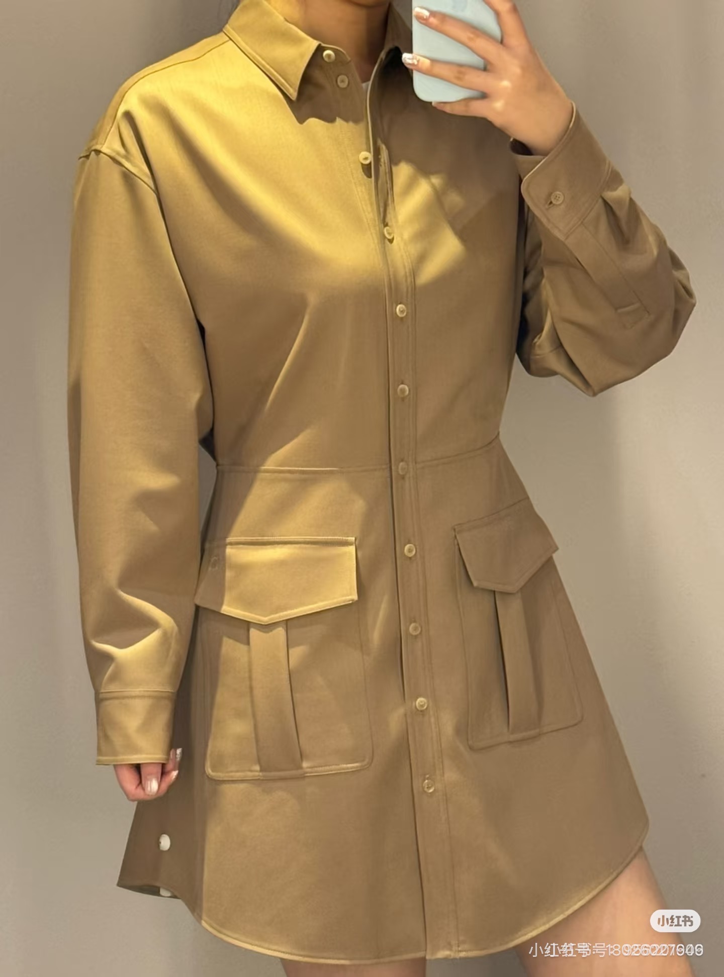 NO:712860,Celine 2026 new style. Lapel suit dress. Customized YB imported wool material, high-grade texture, draped and stylish, straight shoulder silhouette suit with pleats, an excellent model for aura. The neat breast buttons are matched with the same color fabric, which weakens the seriousness of the formal suit and makes it more casual and cool. Waist  The waist is curved to accurately outline the waistline and highlight the body proportions. It can be matched with belt decorative details, making the whole look sophisticated and sophisticated. The crisp fabric creates a neat silhouette, whether it is commuting to the workplace or daily outings, you can easily create a high-end and free-spirited atmosphere. Customized fabrics and accessories  Look for the correct version. High version 2 colors SML,,celine,skirts,business suit,19860909Celine2026新款.翻领西装连衣裙.定制YB进口羊毛材质,质感高级,垂顺有型,正肩廓形西装压褶,是气场穿搭的绝佳范本.利落的排扣搭配同色系面料,弱化了正装的严肃感,多了几分随性酷飒.腰间做了收腰弧形精准勾勒腰线,凸显身形比例,可搭配腰带装饰细节,让整套造型在干练中藏着精致巧思.挺括的面料塑造出利落轮廓,不管是职场通勤还是日常出街,都能轻松拿捏高级又洒脱的穿搭氛围.定制面辅料 认准版本 高版本 2色 SML,,celine,skirts,business suit,,Women's clothing