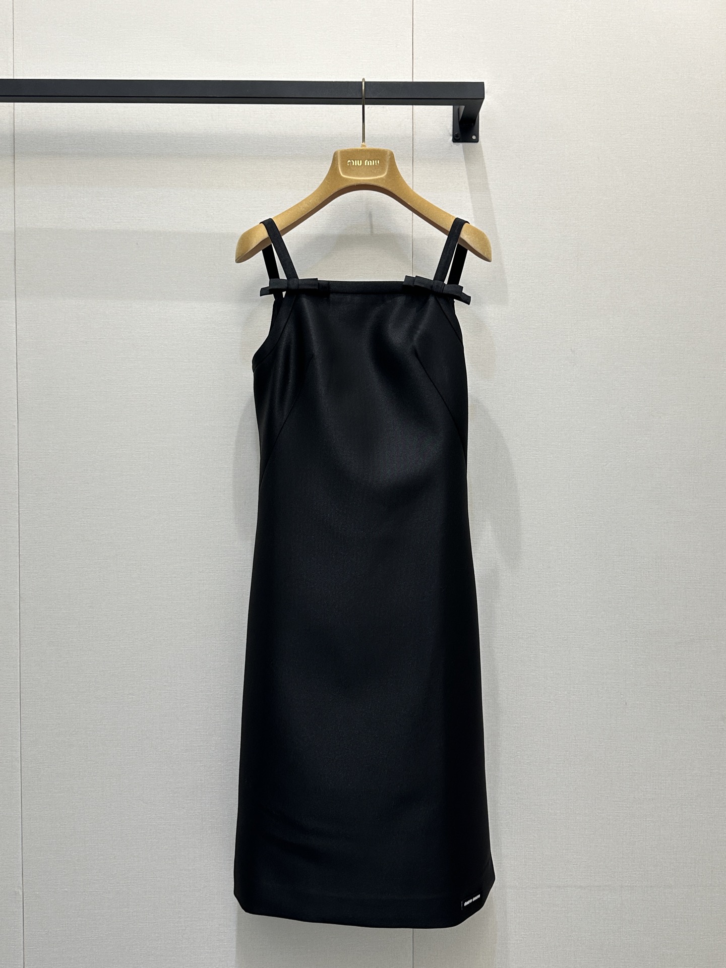 NO:713349,Miumi* 26Ss new early spring micro-label suspender dress丨exclusively developed!  High quality production!  The high-grade matte black satin has a cool and soft light, which is not cool against the skin but makes the skin translucent. The thin shoulder straps + small bow on the chest, sweet details neutralize the cold feeling of the black skirt; the slim hip-hugging version is just stuck in the thinnest part of the thigh, making it slim without being cramped. Wear it alone for a cool lady. When layered with a white long-sleeved/knitted cardigan, it will instantly become soft and relaxed. It can be worn inside or outside in autumn and winter!  Spot sale S/M/L large goods real shot,,miumiu,skirts,19860909Miumi* 26Ss早春新款 微标吊带连衣裙丨独家开发！高版出品！高定级哑光黑缎,自带清冷柔光,贴肤不凉反而衬得肤色透亮,细肩带+胸前小蝴蝶结,甜妹细节中和了黑裙的冷感；修身包臀版型刚好卡在大腿最细处,显瘦又不局促,单穿是清冷大小姐,叠搭白长袖/针织开衫秒变温柔松弛感,秋冬内搭外穿都能搭！现货发售S/M/L大货实拍,,miumiu,skirts,,Women's clothing