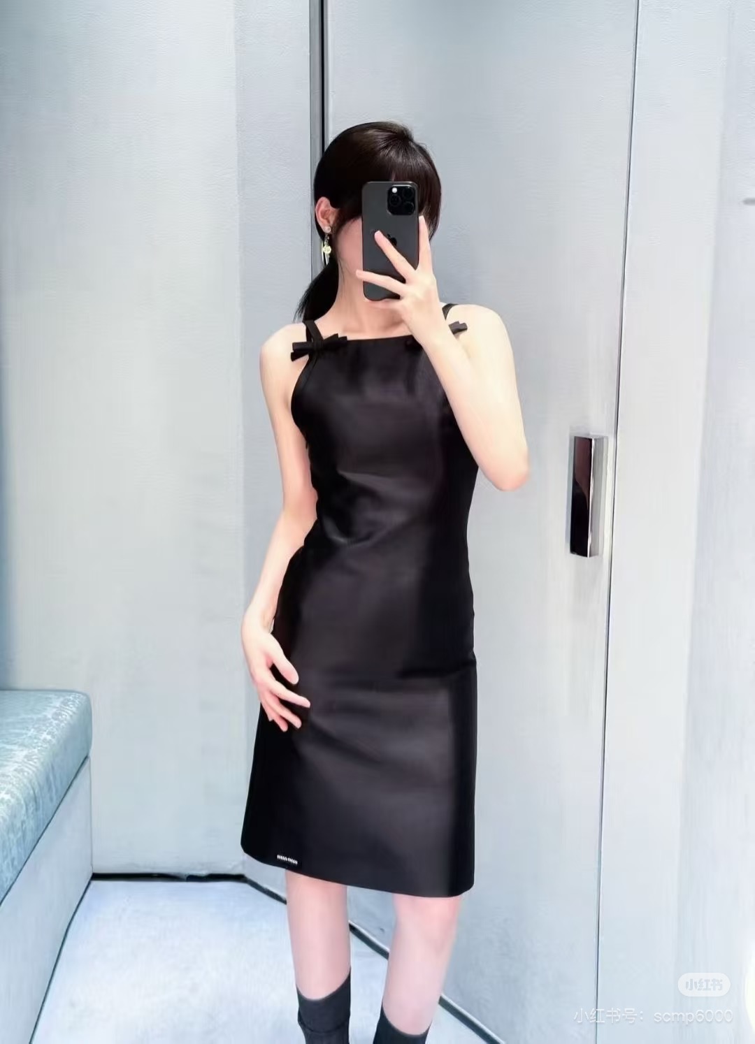 NO:713352,Miumi* 26Ss new early spring micro-label suspender dress丨exclusively developed!  High quality production!  The high-grade matte black satin has a cool and soft light, which is not cool against the skin but makes the skin translucent. The thin shoulder straps + small bow on the chest, sweet details neutralize the cold feeling of the black skirt; the slim hip-hugging version is just stuck in the thinnest part of the thigh, making it slim without being cramped. Wear it alone for a cool lady. When layered with a white long-sleeved/knitted cardigan, it will instantly become soft and relaxed. It can be worn inside or outside in autumn and winter!  Available in stock S/M/L,,miumiu,skirts,19860909Miumi* 26Ss早春新款 微标吊带连衣裙丨独家开发！高版出品！高定级哑光黑缎,自带清冷柔光,贴肤不凉反而衬得肤色透亮,细肩带+胸前小蝴蝶结,甜妹细节中和了黑裙的冷感；修身包臀版型刚好卡在大腿最细处,显瘦又不局促,单穿是清冷大小姐,叠搭白长袖/针织开衫秒变温柔松弛感,秋冬内搭外穿都能搭！现货发售S/M/L,,miumiu,skirts,,Women's clothing