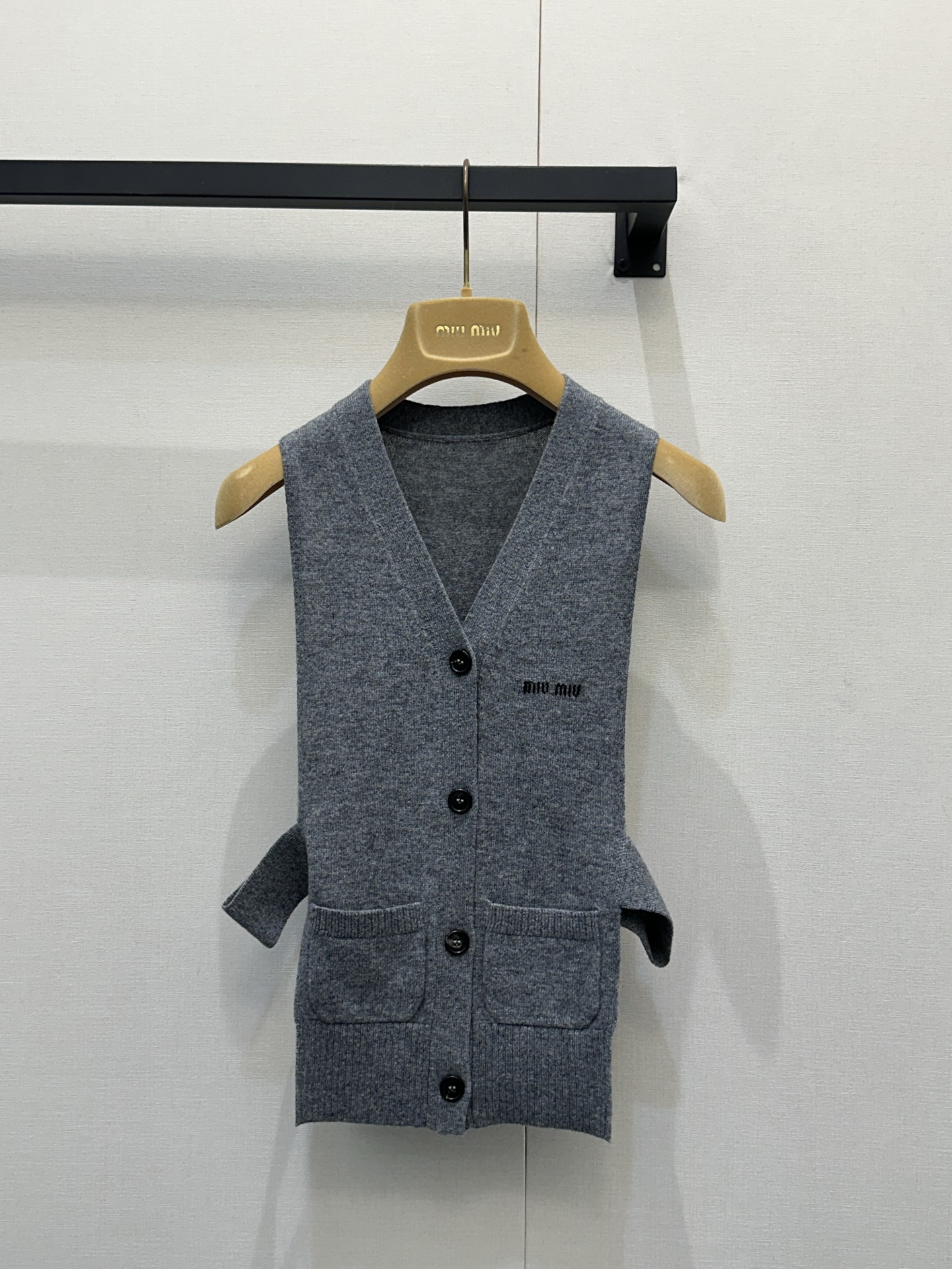 NO:713361,Miumi* 26Ss early spring new style letter embroidered sleeveless strappy vest丨Exclusively developed!  Top quality production!  Sleeveless design unlocks refreshing spring outfits. The delicate wool fabric is soft and breathable. The low-key letters on the chest highlight the brand recognition. The side straps can be adjusted freely to easily create a slim waistline. You can create a sweet and cool girly look when paired with it. Available now in S/M/L. Real photos of large quantities, miumiu,19860909Miumi* 26Ss早春新款 字母刺绣无袖绑带马甲丨独家开发！顶级高版出品！无袖设计,解锁春日清爽穿搭.细腻羊毛面料柔软透气,胸前低调的字母彰显品牌辨识度,侧边绑带可自由调节松紧,轻松打造修身腰线.做搭配都能演绎出甜酷兼具的少女感.现货发售S/M/L大货实拍,,miumiu,,Women's clothing