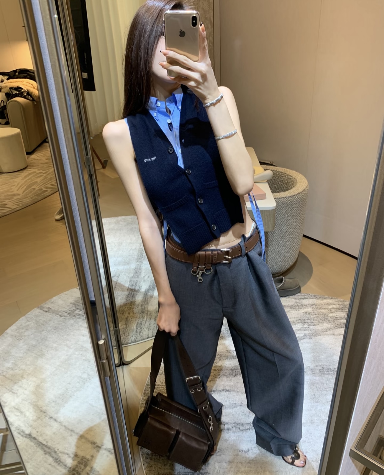 NO:713358,Miumi* 26Ss early spring new style letter embroidered sleeveless strappy vest丨Exclusively developed!  Top quality production!  The sleeveless design unlocks refreshing spring outfits. The delicate wool fabric is soft and breathable, and the low-key letters on the chest highlight the brand recognition. The side straps can be freely adjusted for tightness, making it easy to create a slim waistline. You can create a sweet and cool girly look when paired together. Available now in S/M/L,, miumiu,19860909Miumi* 26Ss早春新款 字母刺绣无袖绑带马甲丨独家开发！顶级高版出品！无袖设计,解锁春日清爽穿搭.细腻羊毛面料柔软透气,胸前低调的字母彰显品牌辨识度,侧边绑带可自由调节松紧,轻松打造修身腰线.做搭配都能演绎出甜酷兼具的少女感.现货发售S/M/L,,miumiu,,Women's clothing