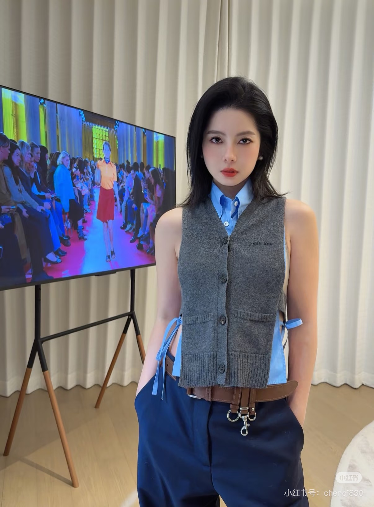 NO:713364,Miumi* 26Ss early spring new style letter embroidered sleeveless strappy vest丨Exclusively developed!  Top quality production!  The sleeveless design unlocks refreshing spring outfits. The delicate wool fabric is soft and breathable, and the low-key letters on the chest highlight the brand recognition. The side straps can be freely adjusted for tightness, making it easy to create a slim waistline. You can create a sweet and cool girly look when paired together. Available now in S/M/L,, miumiu,19860909Miumi* 26Ss早春新款 字母刺绣无袖绑带马甲丨独家开发！顶级高版出品！无袖设计,解锁春日清爽穿搭.细腻羊毛面料柔软透气,胸前低调的字母彰显品牌辨识度,侧边绑带可自由调节松紧,轻松打造修身腰线.做搭配都能演绎出甜酷兼具的少女感.现货发售S/M/L,,miumiu,,Women's clothing