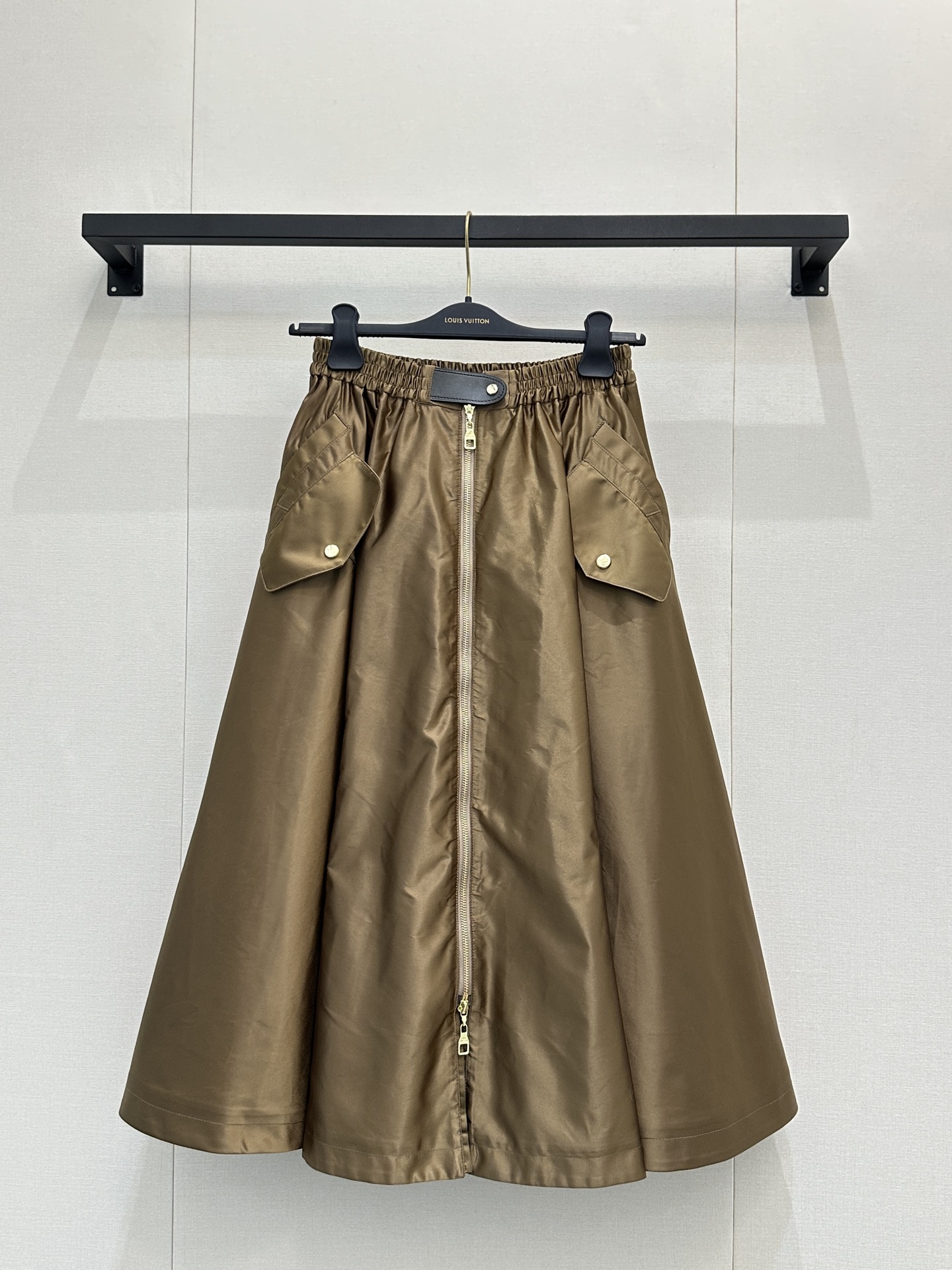 NO:713686,Louis Vultton26 new metal zipper decorative design workwear nylon skirt!  This is a popular item in the counter, and many fashion bloggers are showing it off. The clean and refreshing simple color matching goes well with various items. The skirt shape is super good, and the upper body does not show the width of the hips!  Exclusively available from stock!  SML real shots of large products, Louis Vuitton, skirts,19860909Louis Vultton26新款金属拉链装饰设计工装尼龙半裙！专柜大爆款,很多时髦博主都在秀,干净清爽的简洁配色,搭配各类单品都很融洽,裙型超级好,上身不会显胯宽！独家现货供应！SML大货实拍,,louis vuitton,skirts,,Women's clothing