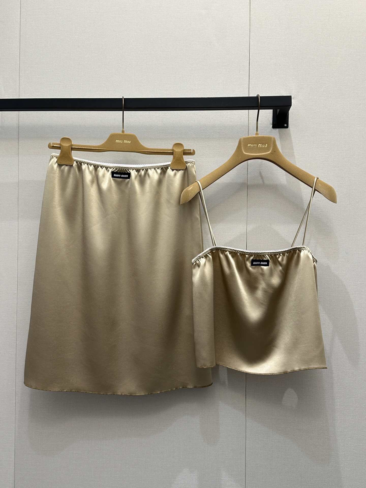 NO:715251,Miu Miu's 26th new color acetate lace suspender skirt suit is made of heavy acetate material with unparalleled drape. The white lace design on the chest presents a light and mature style!  Exclusively customized imported yb acetic acid material, the imported material has a silky luster!  The micro-elastic design of the bust lace is very tolerant to the figure!  The combination of classic logo and letter patterns highlights the charm of the brand concept. 1:1 awesome version. The latest summer item. Look for the exclusive high version. In stock. SML large goods, real shots,,miumiu,skirts,19860909Miu Miu 26年新色醋酸花边吊带半裙套装 垂感无敌的重磅醋酸材质制成,胸前白色花边设计呈现轻熟大气风格！ 独家定制进口yb醋酸材质,进口材质自带丝绸般的光泽感！胸围花边做微弹设计对身材包容性极好！经典徽标字母图案搭配,彰显品牌理念魅力 1:1超赞版型 夏季最新单品 认准独家高版本 现货 SML大货实拍,,miumiu,skirts,,Women's clothing