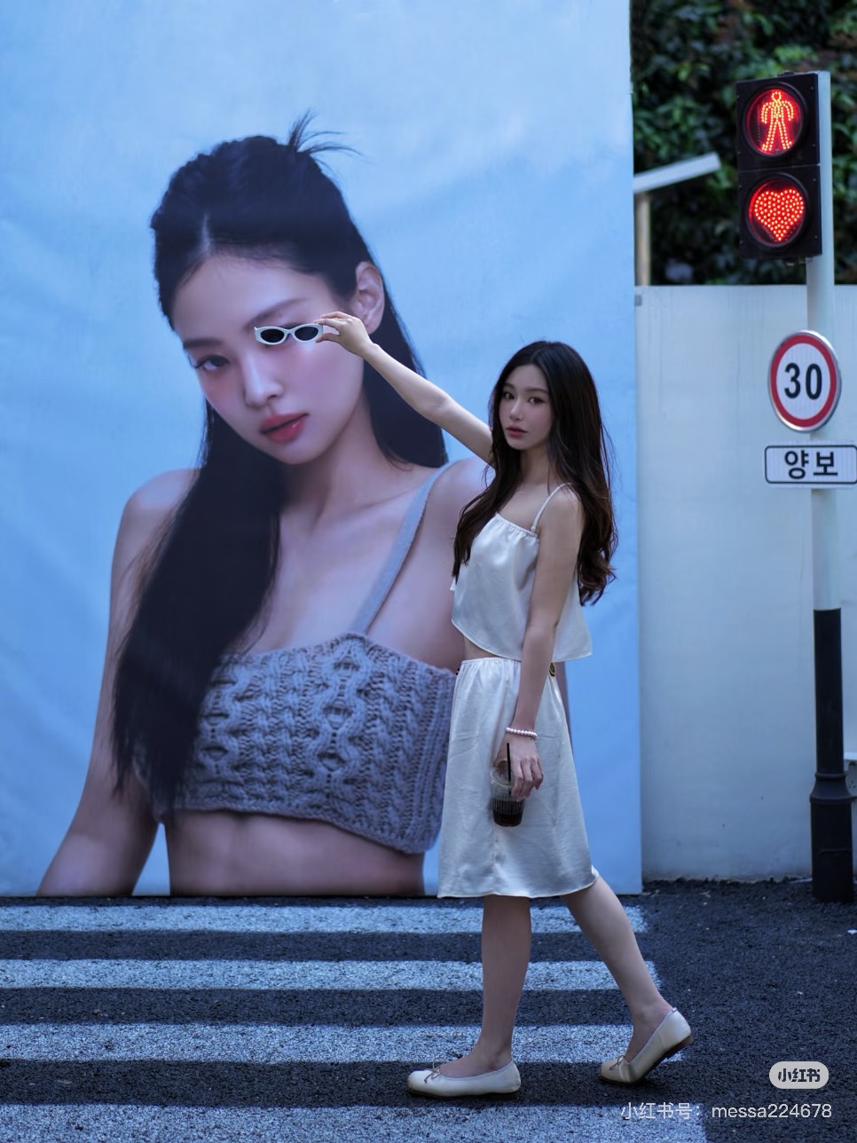 NO:715254,Miu Miu's 26th new color acetate lace suspender skirt suit is made of heavy acetate material with unparalleled drape. The white lace design on the chest presents a light and mature style!  Exclusively customized imported yb acetic acid material, the imported material has a silky luster!  The micro-elastic design of the bust lace is very tolerant to the figure!  The combination of classic logo and letter patterns highlights the charm of the brand concept. 1:1 awesome version. The latest summer item. Look for the exclusive high version. In stock. SML,,miumiu,skirts,19860909Miu Miu 26年新色醋酸花边吊带半裙套装 垂感无敌的重磅醋酸材质制成,胸前白色花边设计呈现轻熟大气风格！ 独家定制进口yb醋酸材质,进口材质自带丝绸般的光泽感！胸围花边做微弹设计对身材包容性极好！经典徽标字母图案搭配,彰显品牌理念魅力 1:1超赞版型 夏季最新单品 认准独家高版本 现货 SML,,miumiu,skirts,,Women's clothing