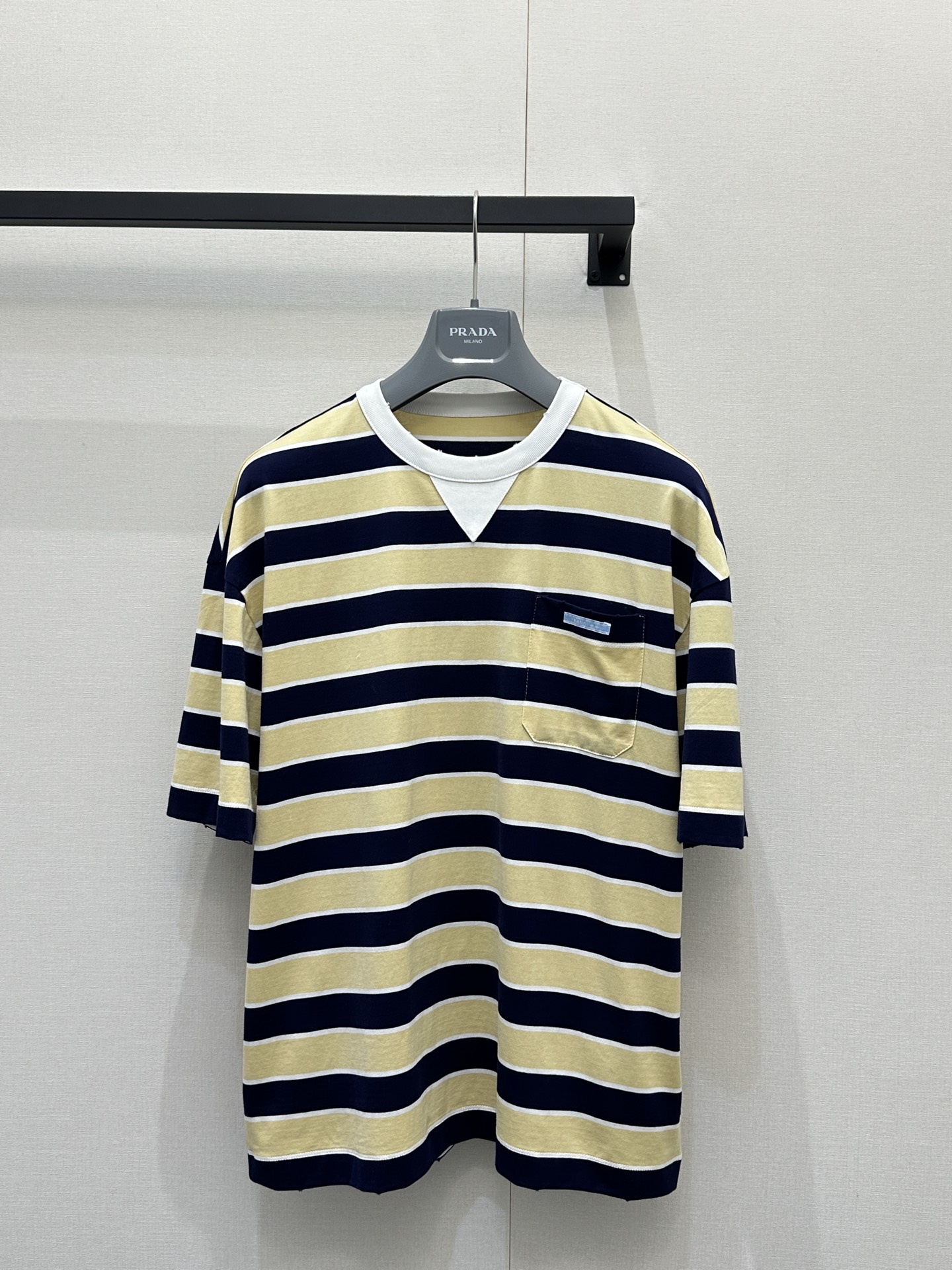 NO:715257,Prad* 26Ss new spring and summer striped short-sleeved round neck T-shirt | Exclusively developed!  High quality production!  Every edge of the clothes has fraying craftsmanship. Super high-end color matching. Loose version can be worn by couples. Simple and high-end. Not picky on the upper body. Chest pocket and label design. The quality of workmanship depends on the details. Ready-made S/M/L large quantities of real shots, prada, T-shirt, tees, t-shirt,19860909Prad* 26Ss春夏新款 条纹短袖圆领T恤丨独家开发！高版出品！衣服每处边沿都有磨破工艺.超级高级的配色搭配 宽松版型可情侣款穿搭 简约又高级 不挑人上身 胸口口袋与贴标设计 做工品质看细节.现货发售S/M/L大货实拍,,prada,T-shirt,tees，t-shirt,,Women's clothing