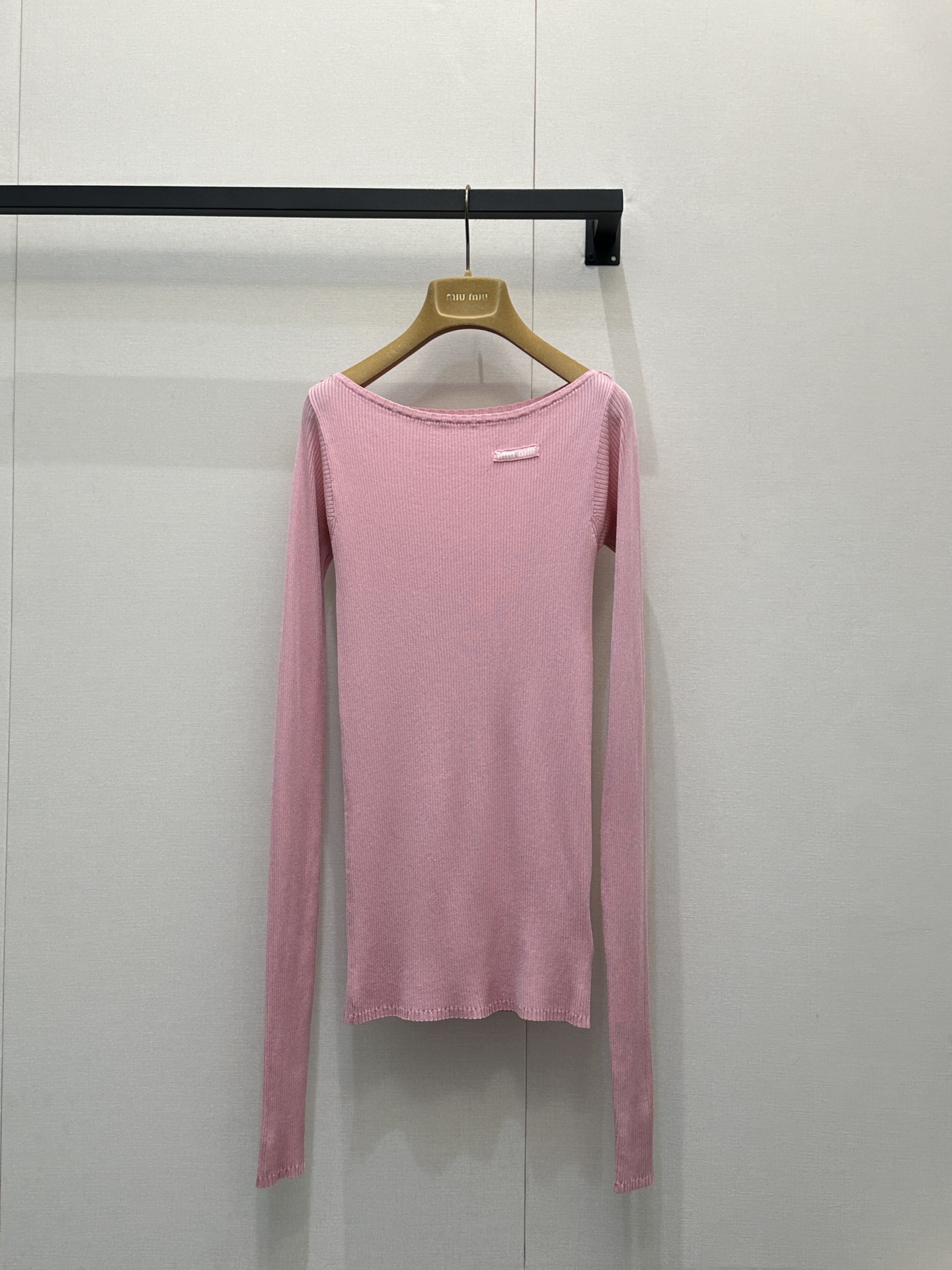 NO:716251,Miu26FW new micro-label silk knitted one-line collar long-sleeved bottoming shirt | Exclusive high-end version!  It is made of cold silk knitted fabric, which has a cool and soft touch, and is delicate and skin-friendly without being stuck. It is embellished with letter micro-marks and has a slim-fitting and extra-large stretch cut, which fits the body shape but is not tight. It is compatible with various body shapes; the round neck + V-neck design can be worn front and back. The classic basic style with long sleeves is a practical style that 'goes with everything' in the autumn and winter wardrobe. Ready for sale S/M/L,, miumiu, real silk,19860909Miu26FW新款微标真丝针织一字领长袖打底衫丨独家高版出品！采用真丝冰冷针织面料,自带凉感软糯触感,细腻亲肤不扎身；点缀字母微标,修身超大弹力剪裁,贴合身形却不紧绷,兼容各种身型；圆领+V领设计 正反都能穿 长袖的经典基础款型,是秋冬衣橱里「万物皆可搭」的实用款.现货发售S/M/L,,miumiu,real silk,,Women's clothing