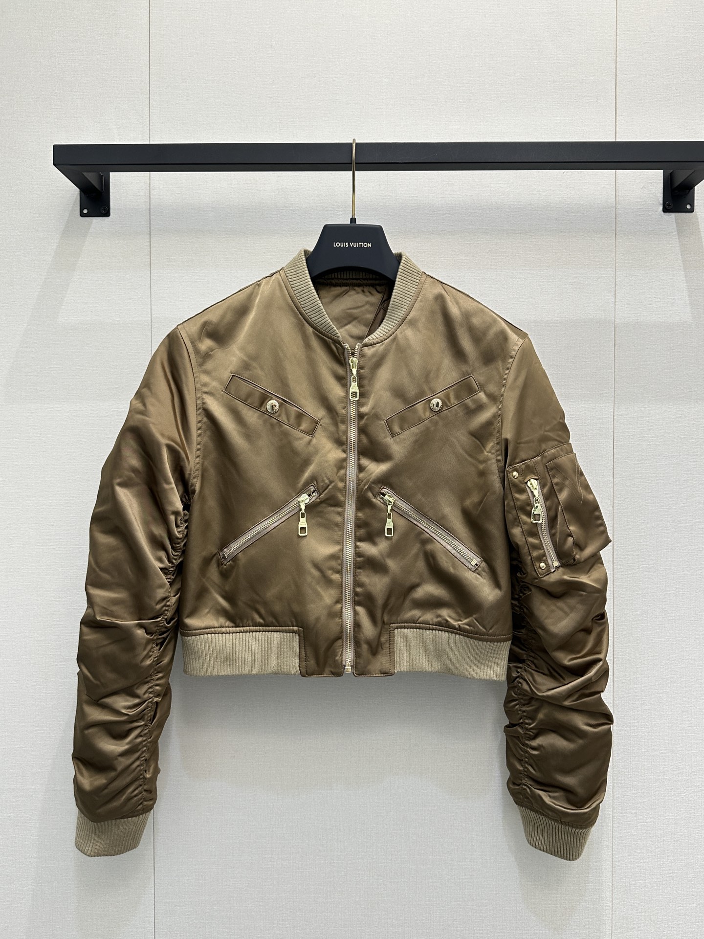 NO:715905,(Coat) Louis Vultton26 new metal zipper decorative design workwear nylon skirt jacket is originally developed and produced in high quality!  Fully customized hardware accessories, a hot item in the counter, many fashionable bloggers are showing off it, the clean and refreshing simple color matching goes well with various items, the skirt shape is super good, and the upper body does not show the width of the hips!  Exclusively available from stock!  SML real shots of large products,,louis vuitton,skirts,jackets & coats,19860909（外套） Louis Vultton26新款金属拉链装饰设计工装尼龙半裙外套原版开发,高版出品！全件定制五金配件,专柜大爆款,很多时髦博主都在秀,干净清爽的简洁配色,搭配各类单品都很融洽,裙型超级好,上身不会显胯宽！独家现货供应！SML大货实拍,,louis vuitton,skirts,jackets & coats,,Women's clothing