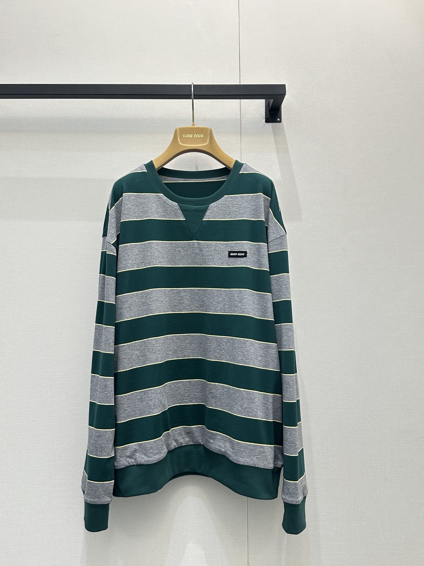 NO:715916,MiuMi* 26Ss new early spring green striped round neck sweatshirt丨Exclusively developed!  Top quality production!  Classic stripes are intertwined with retro dark green and soft ash, and are embellished with thin light yellow lines, adding a delicate luster to the basic model. The double-layer heavy cotton fabric is both soft and skin-friendly and has a stiff silhouette. The oversize version hides flesh and is lazy, and the mini logo on the chest low-key highlights the brand recognition. Whether it is layered with a white shirt  Create a preppy style, or pair it with a short skirt and boots for a sweet and cool look, it can become a versatile and noble presence in your early spring wardrobe. Available in stock, S/M/L, large quantities, real shots,,miumiu,versace,boots,hoodie,sweatshirts,skirts,shirts,19860909MiuMi* 26Ss早春新款 绿色条纹圆领卫衣丨独家开发！顶级高版出品！以复古墨绿与柔和烟灰交织出经典条纹,细闪的浅黄线条点缀其间,让基础款多了一份精致的光泽感.重磅棉里外双层面料兼具软糯亲肤与挺括廓形,Oversize的版型藏肉又慵懒,胸口的迷你徽标低调彰显品牌辨识度.无论是叠穿白衬衫打造学院风,还是搭配短裙与长靴诠释甜酷感,它都能成为早春衣橱里百搭又显贵的存在.现货发售S/M/L大货实拍,,miumiu,versace,boots,hoodie,sweatshirts,skirts,shirts,,Women's clothing