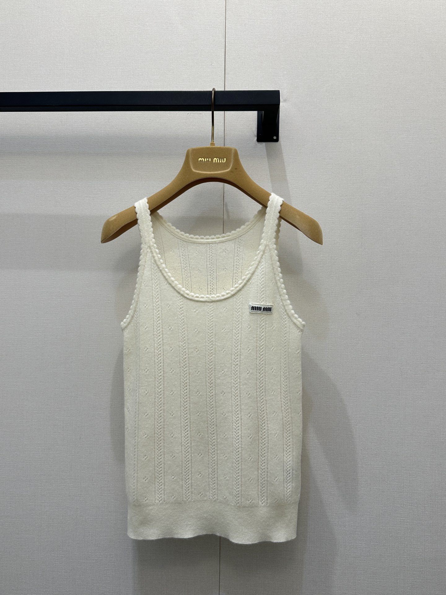 NO:715922,(Vest) MiuM*u 26FW early spring new style college-style micro-label cashmere Polo collar sweater丨Exclusive original high-end version!  Made of fine cashmere blended fabric, it has a soft and waxy wrap feeling like a cloud when touching the skin. The classic Polo collar has a college atmosphere, and the half-open pearl button design adds a sense of sophistication. The brand logo is embedded on the chest, and the vertical hollow knitted texture of the body modifies the body shape while increasing the sense of breathing. It contrasts with the gentle cashmere texture, making the basic model escape from mediocrity and balance sweetness and cool. Ready for sale in S/M/L, large quantities, real shots,,miumiu,19860909（背心）MiuM*u 26FW早春新款 学院风微标羊绒Polo领针织衫丨独家原版 高版出品！采用细腻羊绒混纺面料,触肤是云朵般的软糯包裹感,经典Polo领自带学院气息,半开襟珍珠扣设计增添精致感,胸前嵌入品牌徽标织唛,衣身竖向镂空针织纹理,修饰身形的同时增加呼吸感；与温柔的羊绒质感形成反差,让基础款跳出平庸,甜酷平衡.现货发售S/M/L大货实拍,,miumiu,,Women's clothing