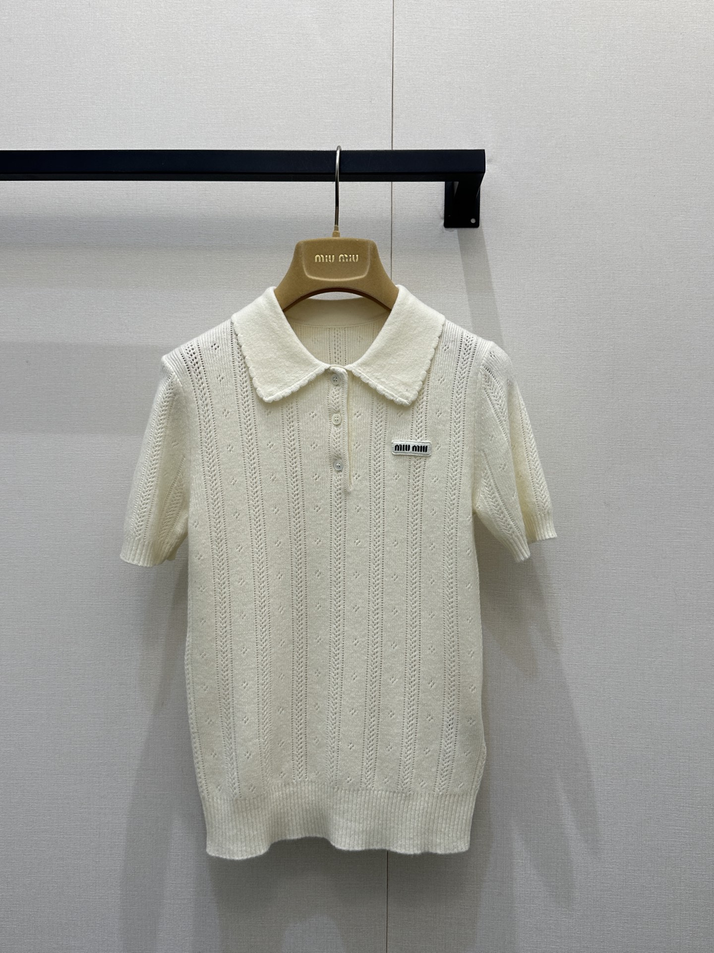 NO:715928,(Short-sleeved) MiuM*u 26FW early spring new style college-style micro-label cashmere Polo collar sweater丨Exclusive original high-end version!  Made of fine cashmere blended fabric, it has a soft and waxy wrap feeling like a cloud when touching the skin. The classic Polo collar has a college atmosphere. The half-open pearl button design adds a sense of sophistication. The brand logo woven mark is embedded on the chest. The vertical hollow knitted texture of the body modifies the body shape and increases the sense of breathing. It contrasts with the gentle cashmere texture, making the basic model escape from mediocrity and balance sweetness and cool. Ready for sale in S/M/L, large quantities, real shots,, miumiu, T-shirt,19860909（短袖） MiuM*u 26FW早春新款 学院风微标羊绒Polo领针织衫丨独家原版 高版出品！采用细腻羊绒混纺面料,触肤是云朵般的软糯包裹感,经典Polo领自带学院气息,半开襟珍珠扣设计增添精致感,胸前嵌入品牌徽标织唛,衣身竖向镂空针织纹理,修饰身形的同时增加呼吸感；与温柔的羊绒质感形成反差,让基础款跳出平庸,甜酷平衡.现货发售S/M/L大货实拍,,miumiu,T-shirt,,Women's clothing