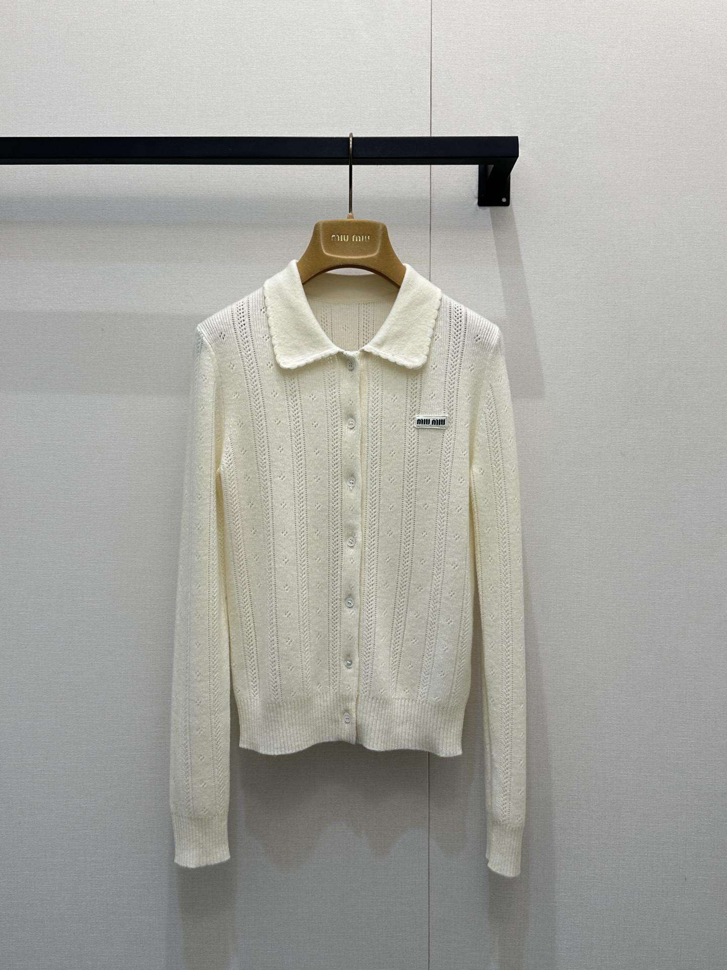 NO:715934,MiuM*u 26FW early spring new style college-style micro-label cashmere Polo collar sweater丨Exclusive original high-end version!  Made of fine cashmere blended fabric, it has a soft and waxy wrap feeling like a cloud when touching the skin. The classic Polo collar has a college atmosphere, and the half-open pearl button design adds a sense of sophistication. The brand logo is embedded on the chest, and the vertical hollow knitted texture of the body modifies the body shape while increasing the sense of breathing. It contrasts with the gentle cashmere texture, making the basic model escape from mediocrity and balance sweetness and cool. Ready for sale in S/M/L, large quantities, real shots,,miumiu,19860909MiuM*u 26FW早春新款 学院风微标羊绒Polo领针织衫丨独家原版 高版出品！采用细腻羊绒混纺面料,触肤是云朵般的软糯包裹感,经典Polo领自带学院气息,半开襟珍珠扣设计增添精致感,胸前嵌入品牌徽标织唛,衣身竖向镂空针织纹理,修饰身形的同时增加呼吸感；与温柔的羊绒质感形成反差,让基础款跳出平庸,甜酷平衡.现货发售S/M/L大货实拍,,miumiu,,Women's clothing