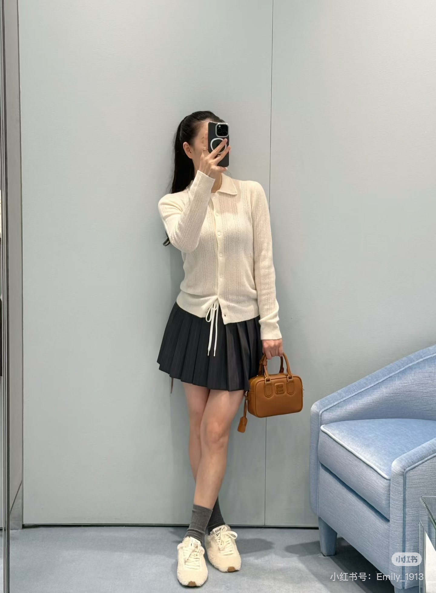 NO:715937,MiuM*u 26FW early spring new style college-style micro-label cashmere Polo collar sweater丨Exclusive original high-end version!  It is made of fine cashmere blended fabric, which feels soft and waxy like a cloud when touching the skin. The classic Polo collar has a college atmosphere. The half-open pearl buckle design adds a sense of sophistication. The brand logo is embedded on the chest and the vertical hollow knitted texture of the body modifies the body shape while increasing the sense of breathing. It contrasts with the gentle cashmere texture, making the basic model escape from mediocrity and balance sweetness and coolness. Ready for sale S/M/L,,miumiu,19860909MiuM*u 26FW早春新款 学院风微标羊绒Polo领针织衫丨独家原版 高版出品！采用细腻羊绒混纺面料,触肤是云朵般的软糯包裹感,经典Polo领自带学院气息,半开襟珍珠扣设计增添精致感,胸前嵌入品牌徽标织唛,衣身竖向镂空针织纹理,修饰身形的同时增加呼吸感；与温柔的羊绒质感形成反差,让基础款跳出平庸,甜酷平衡.现货发售S/M/L,,miumiu,,Women's clothing