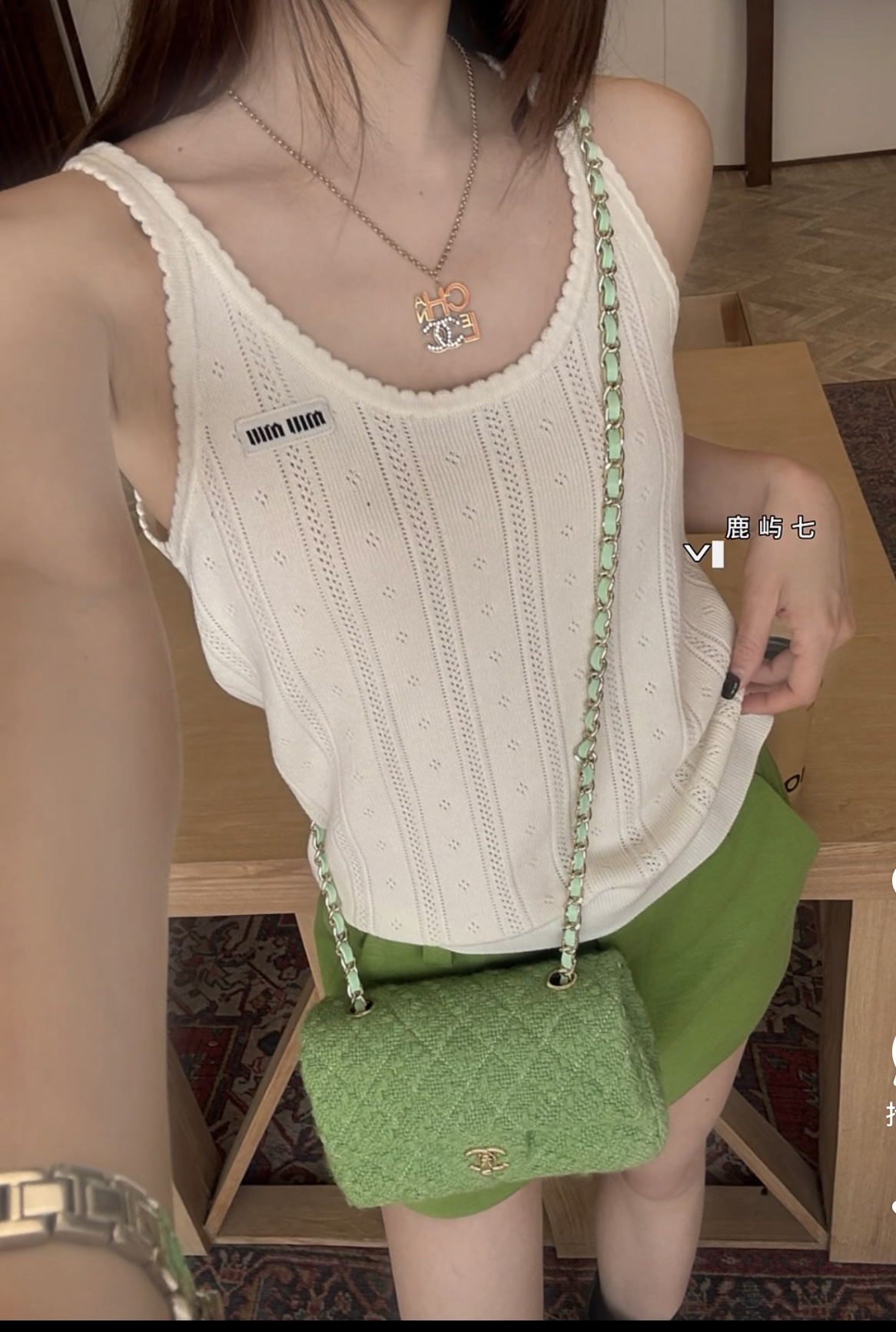 NO:715925,(Vest) MiuM*u 26FW early spring new style college-style micro-label cashmere Polo collar sweater丨Exclusive original high-end version!  It is made of fine cashmere blended fabric, which feels soft and waxy like a cloud when touching the skin. The classic Polo collar has a college atmosphere. The half-open pearl buckle design adds a sense of sophistication. The brand logo is embedded on the chest and the vertical hollow knitted texture of the body modifies the body shape while increasing the sense of breathing. It contrasts with the gentle cashmere texture, making the basic model escape from mediocrity and balance sweetness and coolness. Ready for sale S/M/L,,miumiu,19860909（背心）MiuM*u 26FW早春新款 学院风微标羊绒Polo领针织衫丨独家原版 高版出品！采用细腻羊绒混纺面料,触肤是云朵般的软糯包裹感,经典Polo领自带学院气息,半开襟珍珠扣设计增添精致感,胸前嵌入品牌徽标织唛,衣身竖向镂空针织纹理,修饰身形的同时增加呼吸感；与温柔的羊绒质感形成反差,让基础款跳出平庸,甜酷平衡.现货发售S/M/L,,miumiu,,Women's clothing